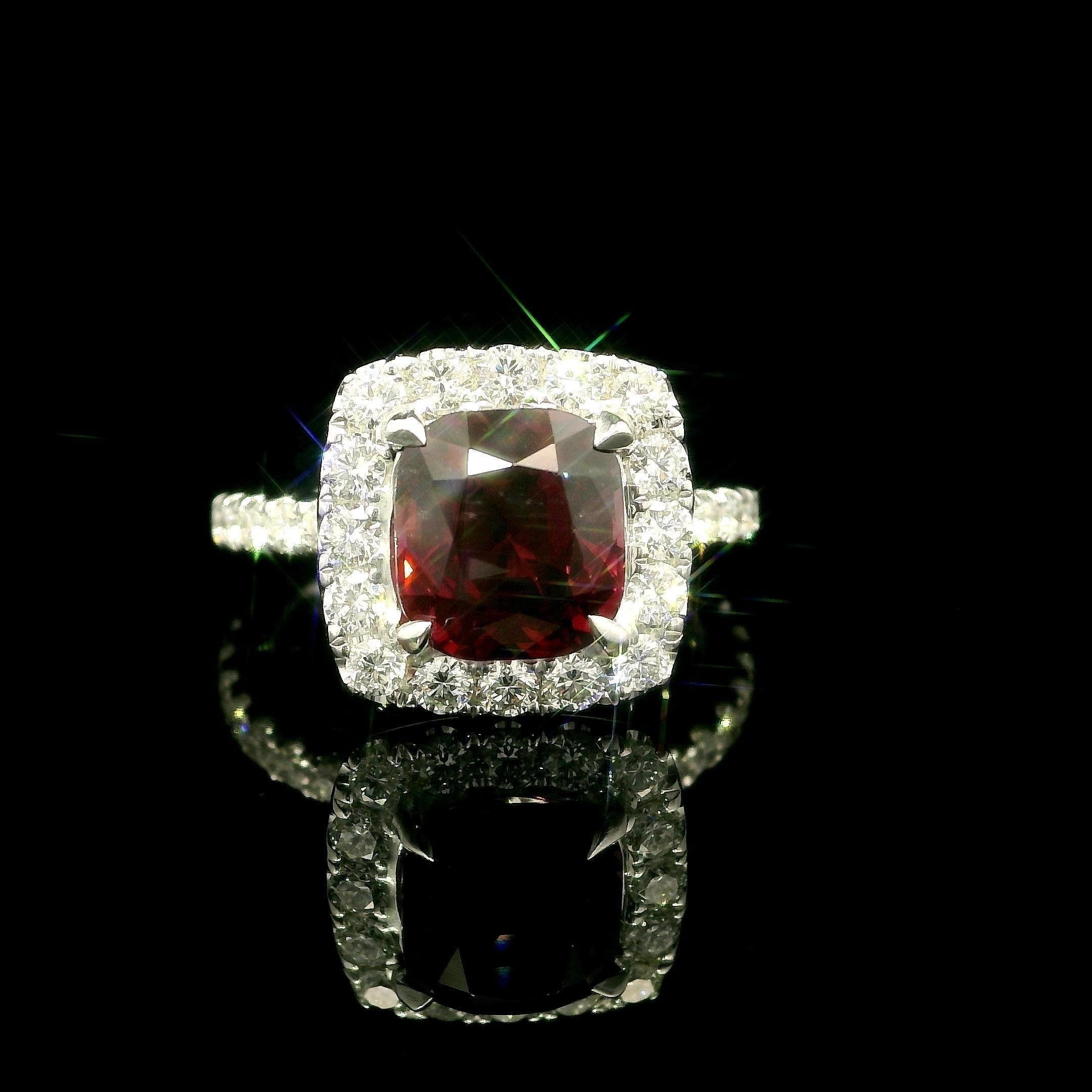 Weißgold GIA 3,24ctw keine Hitze Kissen Rot Spinell w / Diamant Halo Ring im Zustand „Hervorragend“ im Angebot in Montclair, NJ