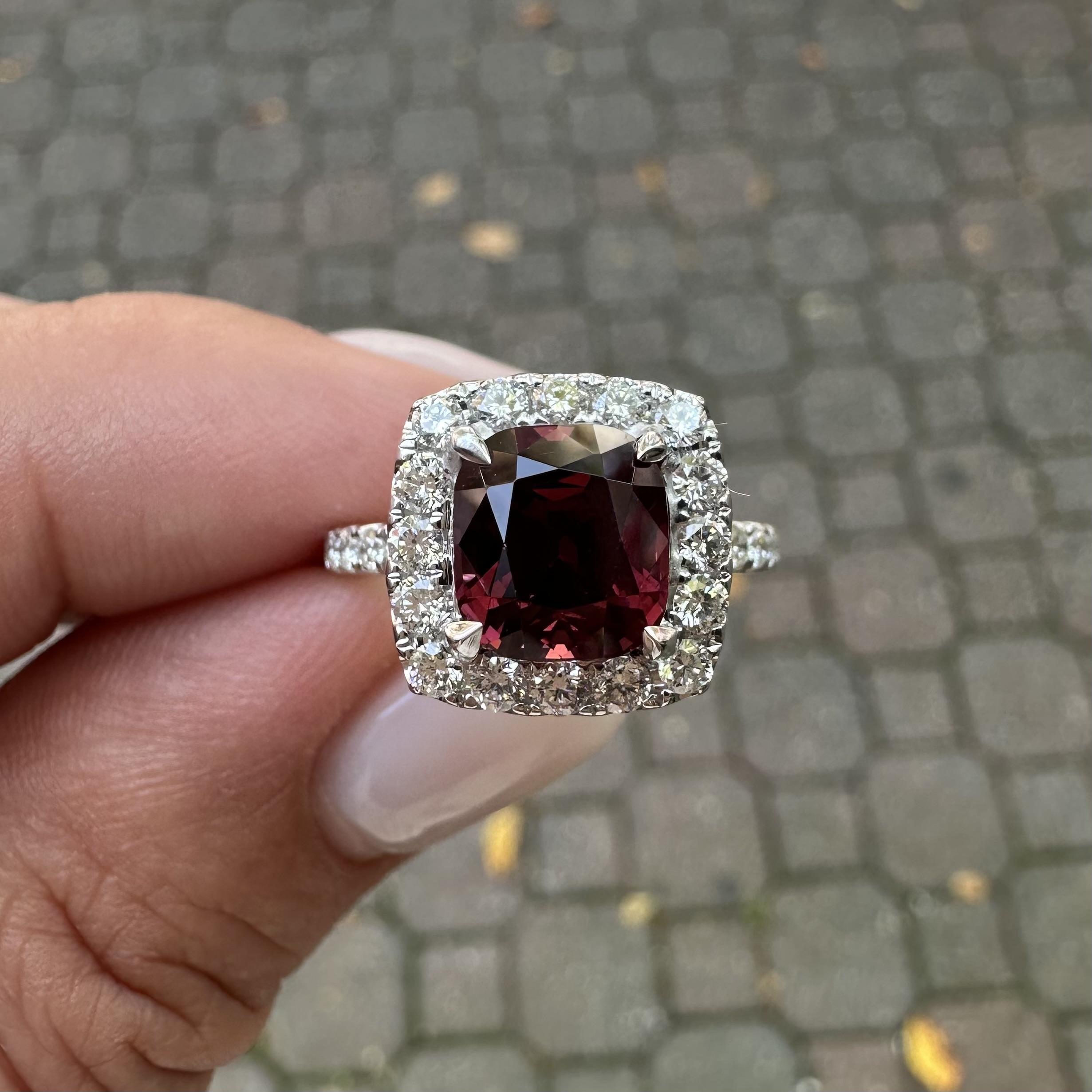 Weißgold GIA 3,24ctw keine Hitze Kissen Rot Spinell w / Diamant Halo Ring im Angebot 1