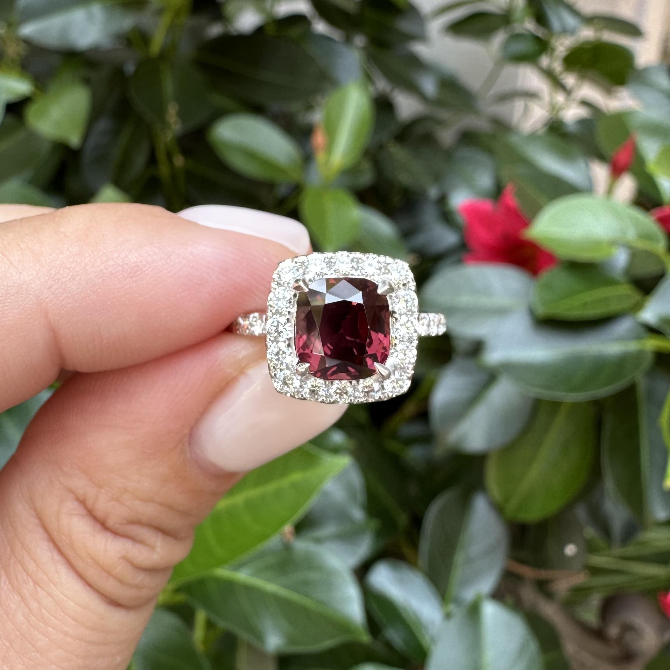 Weißgold GIA 3,24ctw keine Hitze Kissen Rot Spinell w / Diamant Halo Ring im Angebot 2