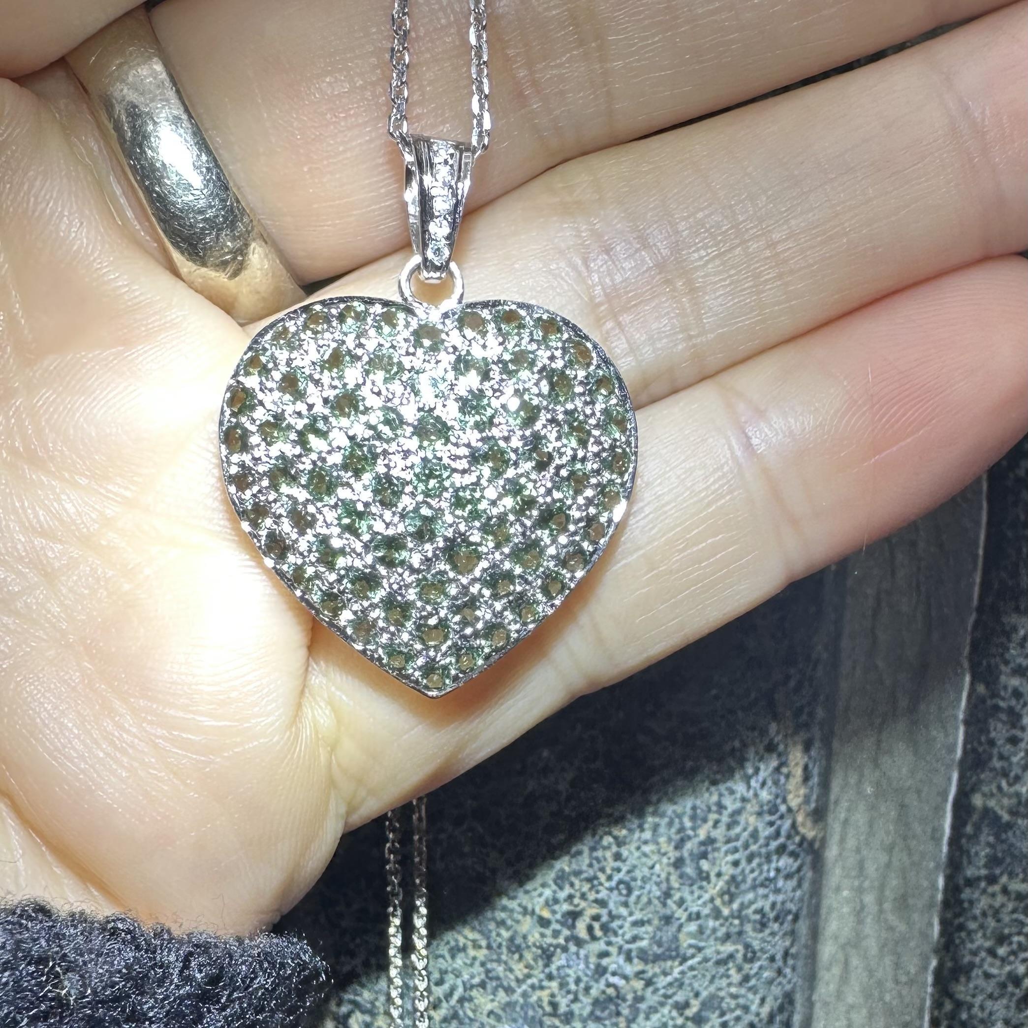 Collier en or blanc GIA 3.6ctw Pave Color Change Garnet Large Heart Pendant Necklace en vente 6