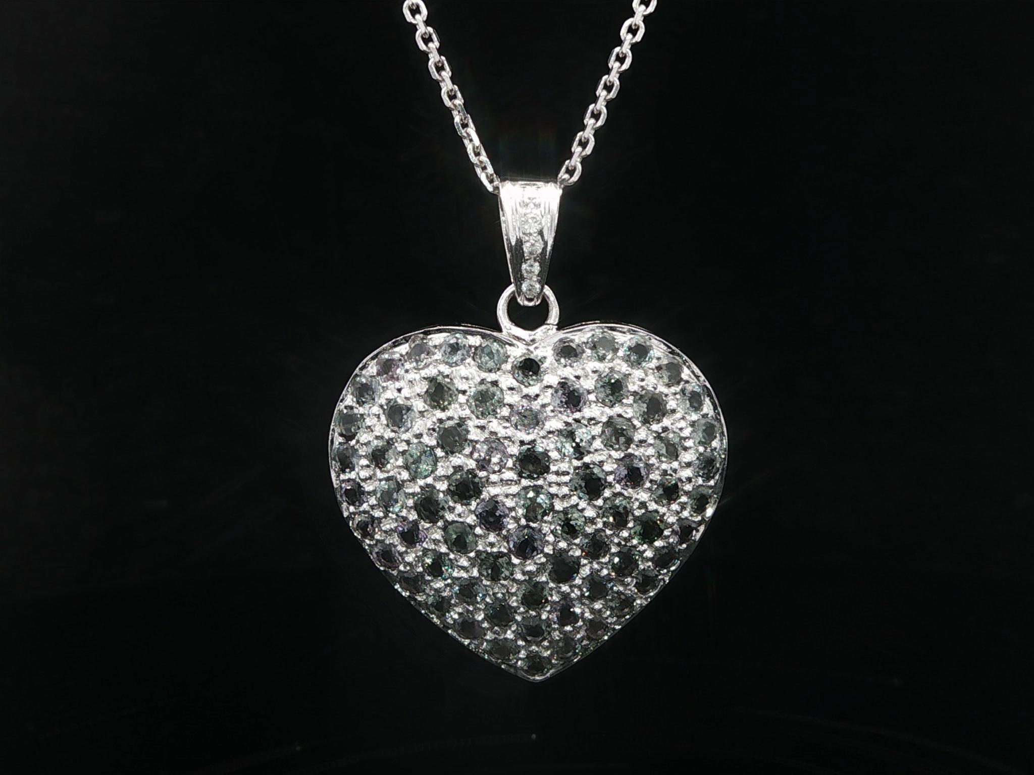 --Pierre(s) :...
Nombreux grenats pyrope véritables - taille ronde et brillante - sertis - magnifique - couleur vert bleuté changeant en violet grisâtre - 3.57ct (exact - certifié)
** Voir les détails de la certification ci-dessous pour des