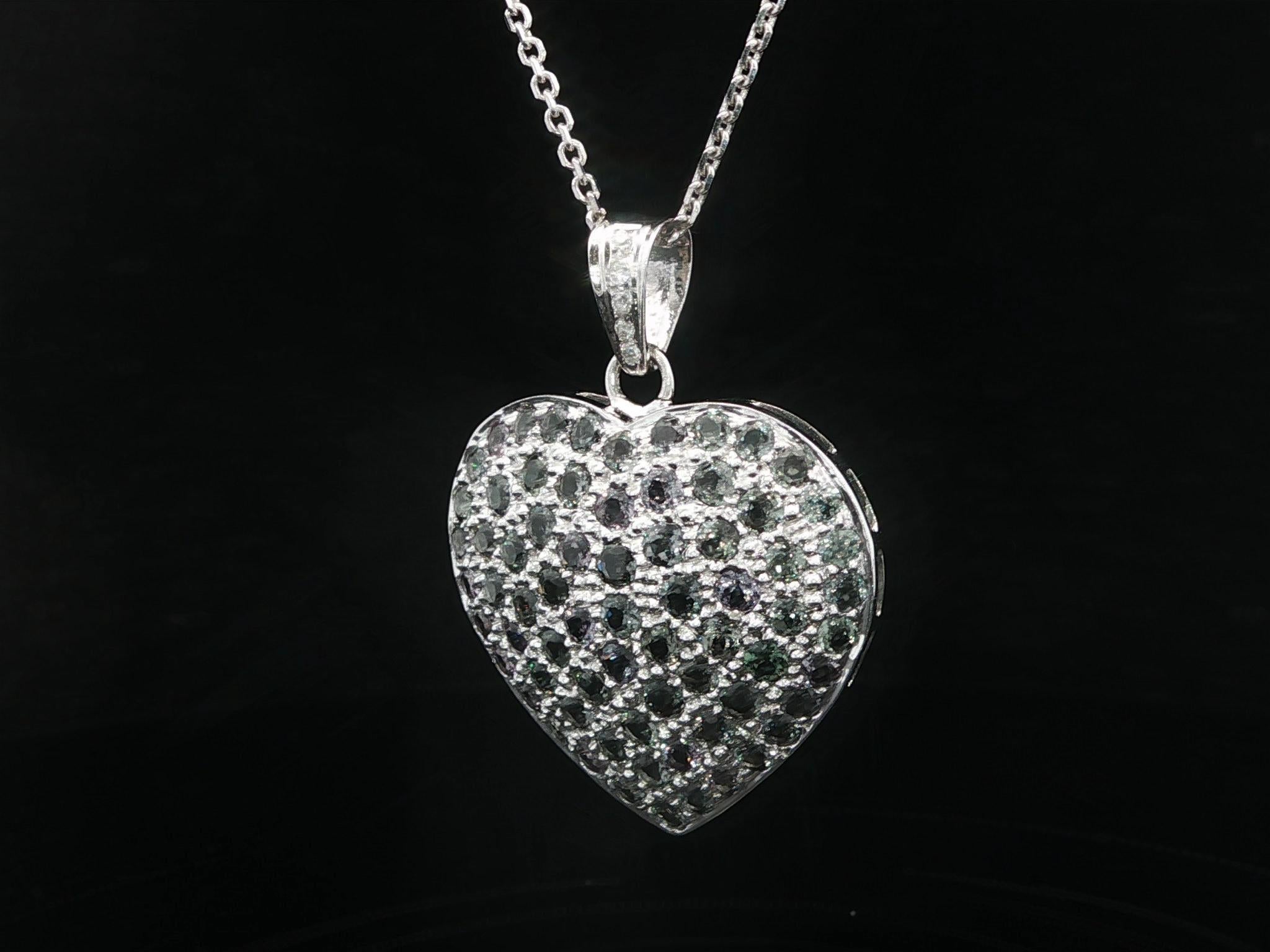 Collier en or blanc GIA 3.6ctw Pave Color Change Garnet Large Heart Pendant Necklace Excellent état - En vente à Montclair, NJ