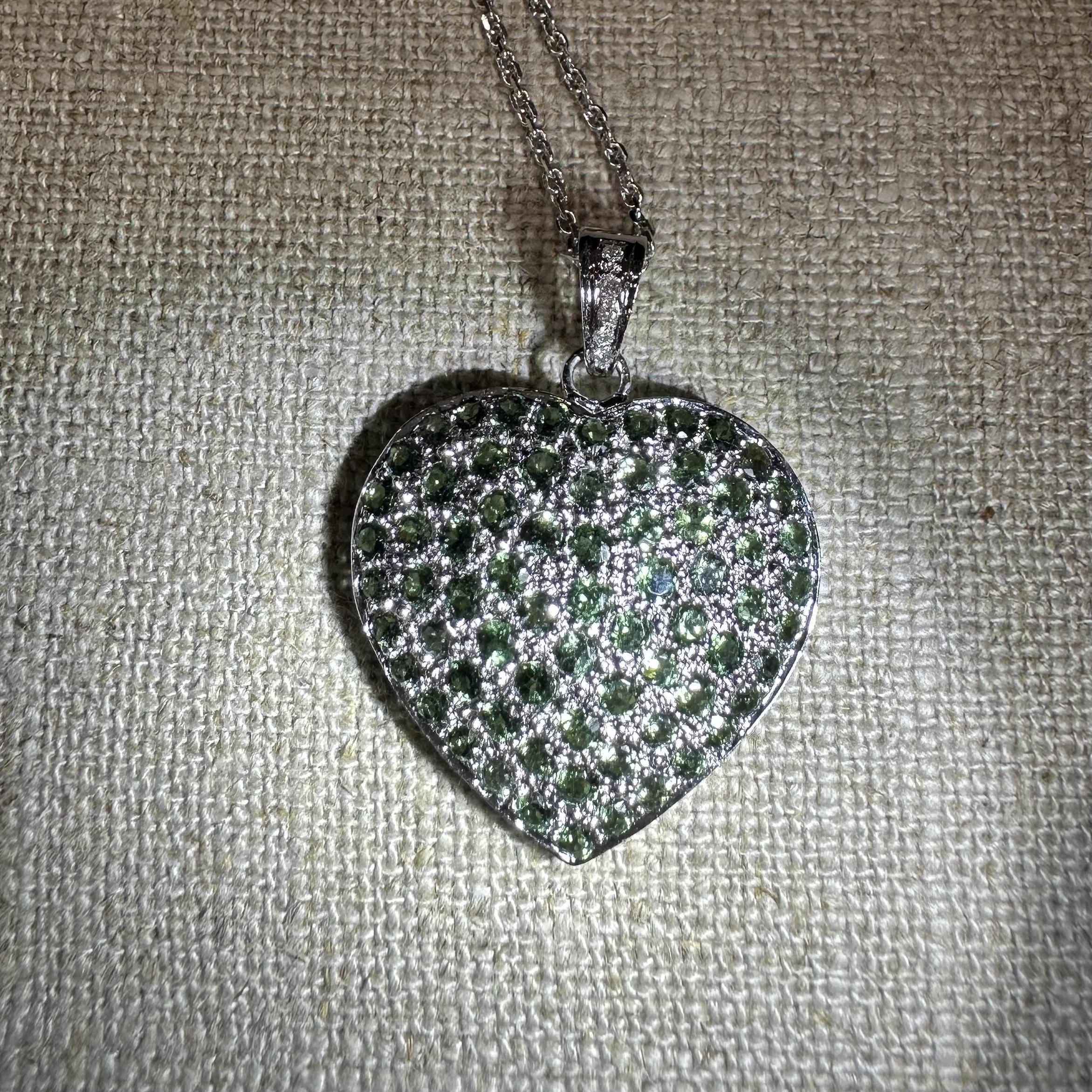 Collier en or blanc GIA 3.6ctw Pave Color Change Garnet Large Heart Pendant Necklace en vente 4