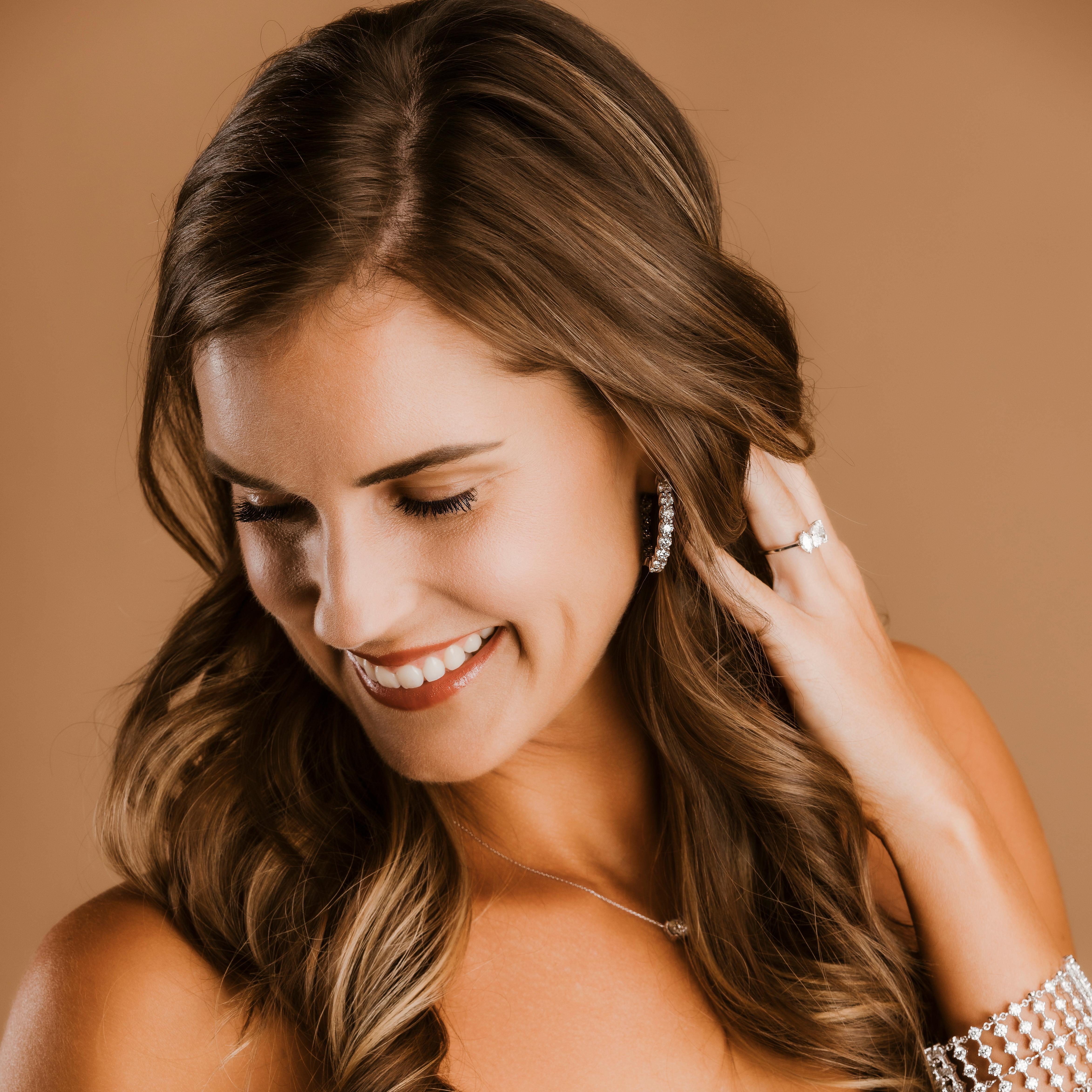 These 18k white gold hoop earrings are a breathtaking showcase of luxury and sophistication, featuring a total of 8 carats of natural round brilliant diamonds. Each earring is adorned with 16 meticulously selected diamonds, totaling 32 diamonds,