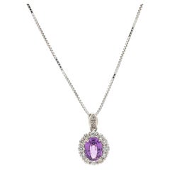 Collier avec pendentif en or blanc GIA en saphir ovale violet sans chaleur et diamant