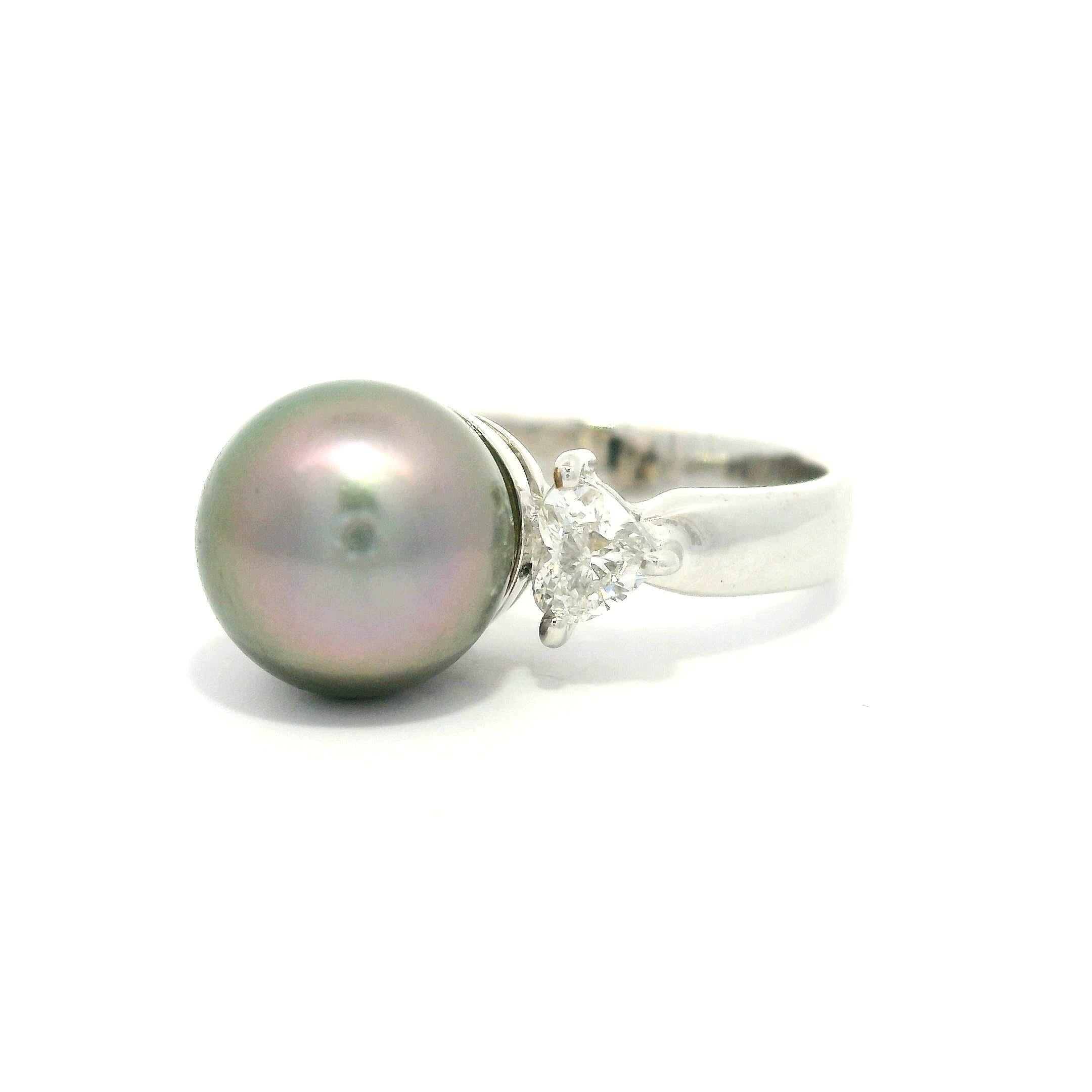Bague en or blanc avec perle de Tahiti grise et diamants en forme de coeur en vente