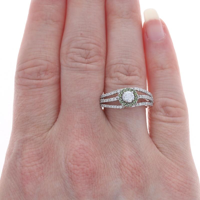 Taglio rotondo Anello con diamante verde aureolato in oro bianco - 14k rotondo da 0,50 ct. con trattamento curvilineo in vendita