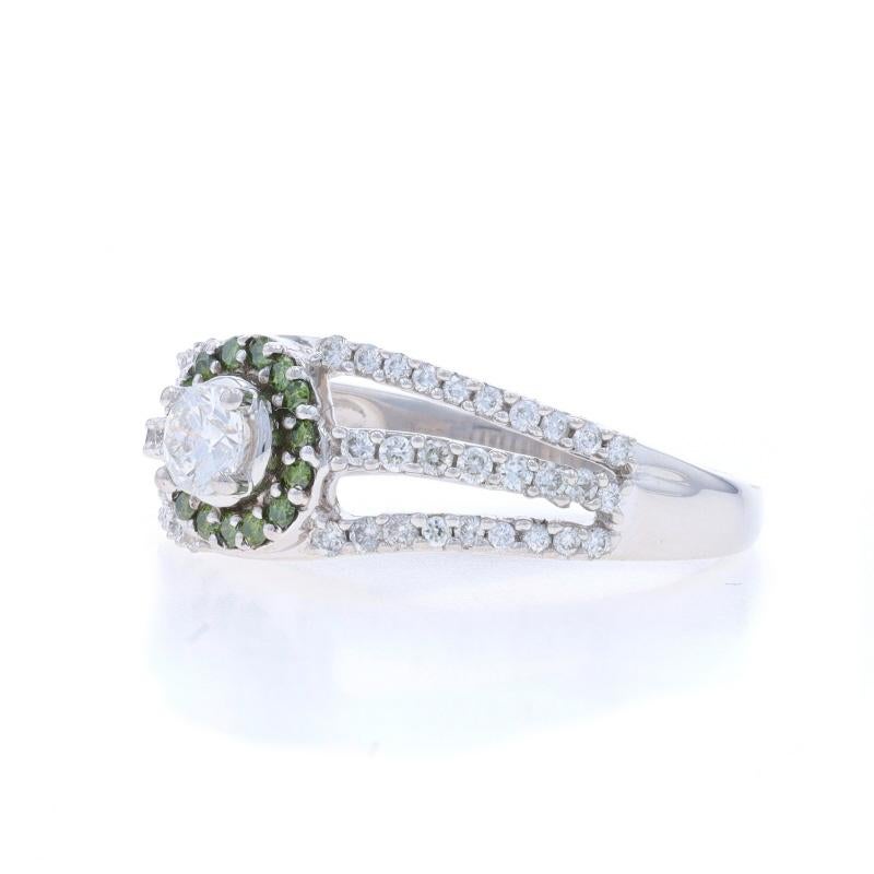 Anello con diamante verde aureolato in oro bianco - 14k rotondo da 0,50 ct. con trattamento curvilineo In condizioni ottime in vendita a Greensboro, NC