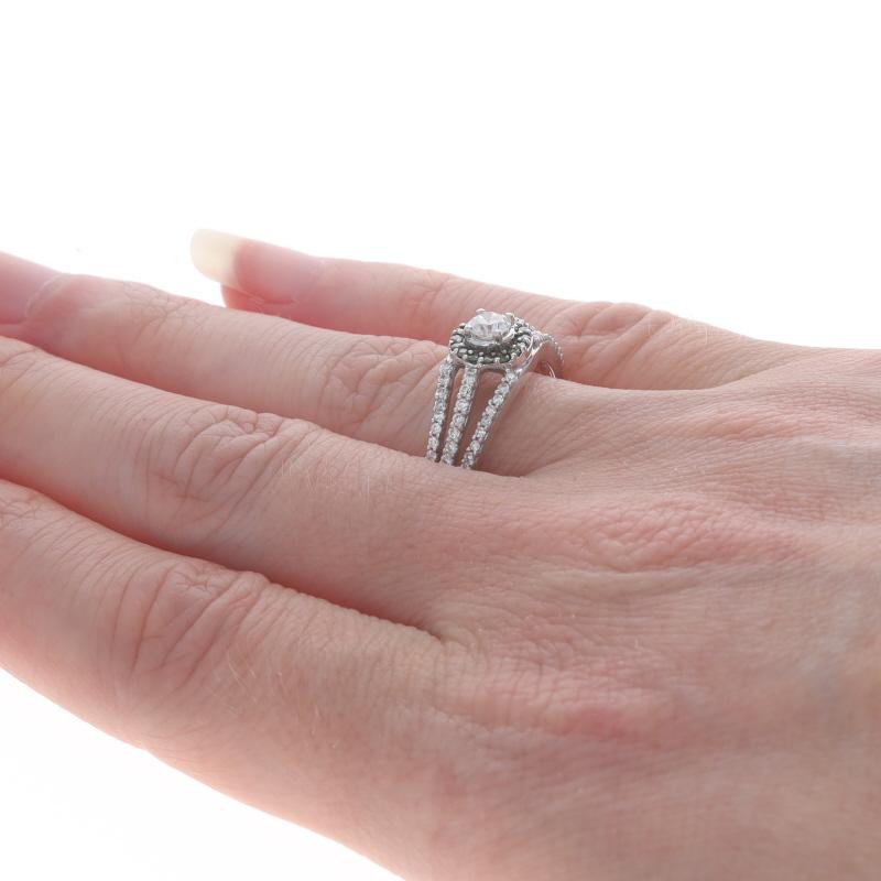 Donna Anello con diamante verde aureolato in oro bianco - 14k rotondo da 0,50 ct. con trattamento curvilineo in vendita