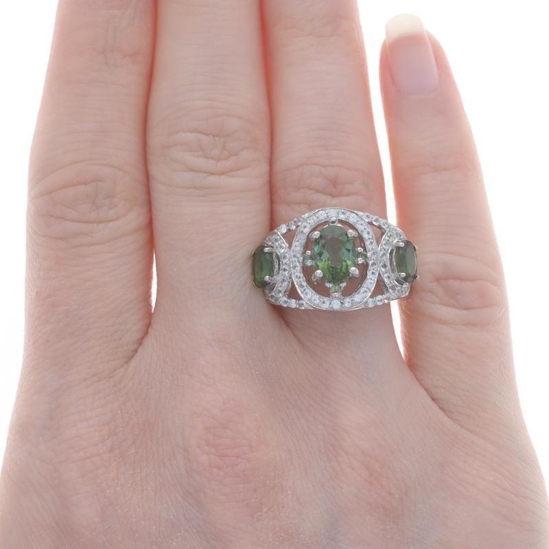 Taglio ovale Anello aureolato in oro bianco con tormalina verde e topazio bianco - 14k Oval 4.28ctw Three-Stone in vendita