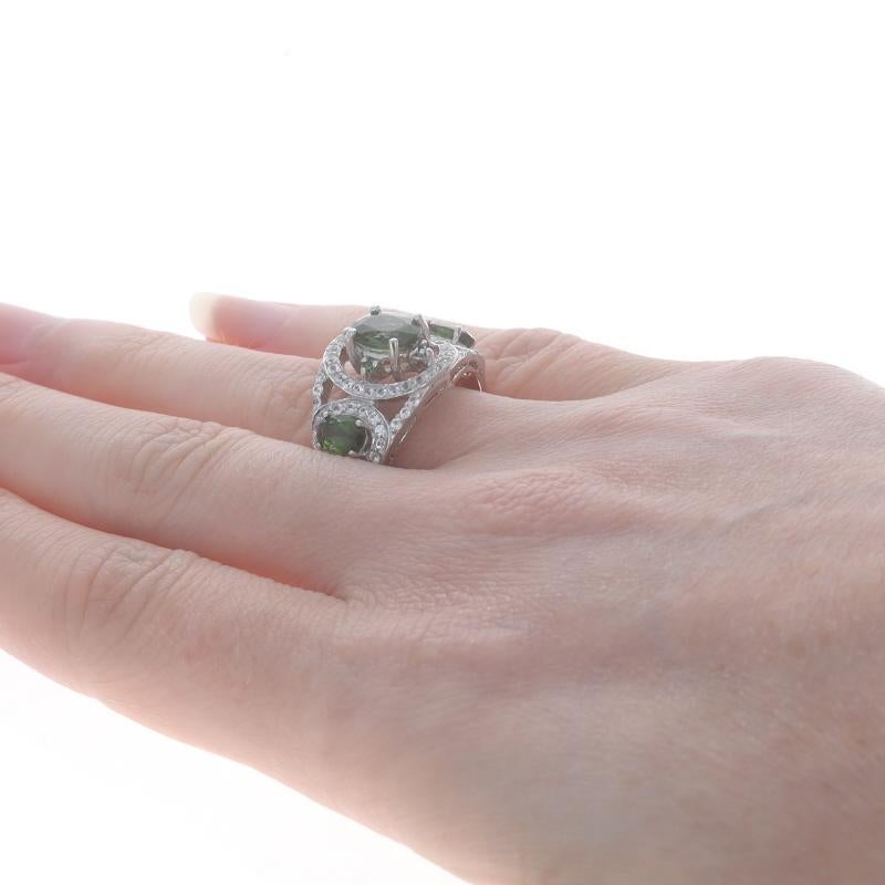 Donna Anello aureolato in oro bianco con tormalina verde e topazio bianco - 14k Oval 4.28ctw Three-Stone in vendita