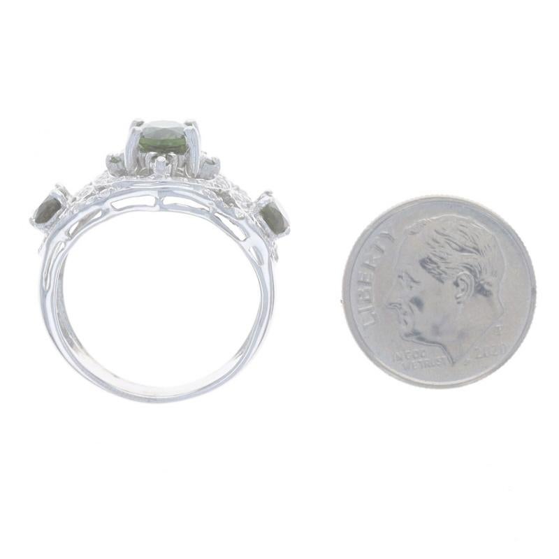 Anello aureolato in oro bianco con tormalina verde e topazio bianco - 14k Oval 4.28ctw Three-Stone in vendita 1