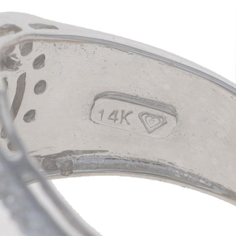 Anello aureolato in oro bianco con tormalina verde e topazio bianco - 14k Oval 4.28ctw Three-Stone in vendita 2