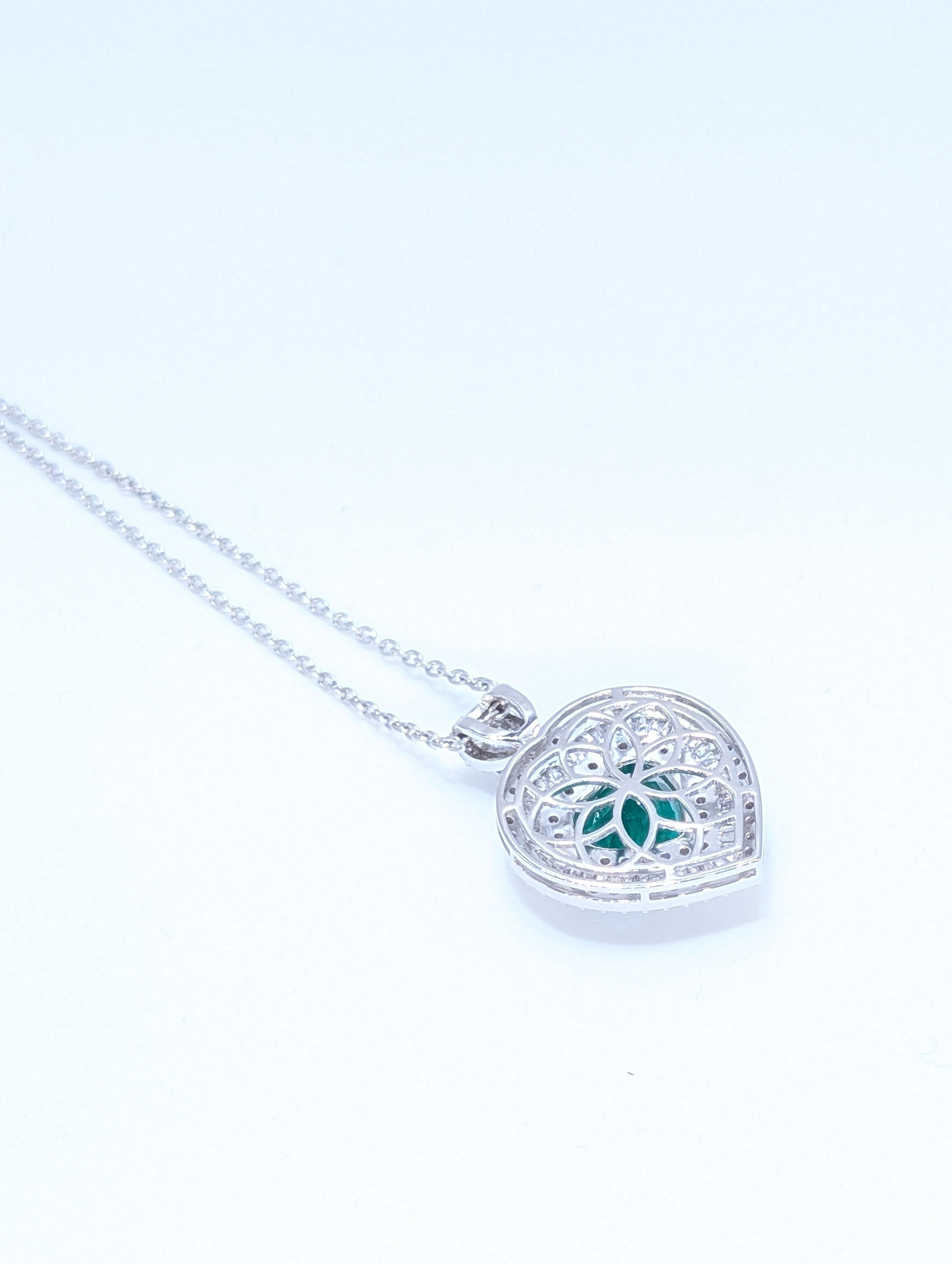 Colgante de Oro Blanco en Forma de Corazón con Esmeralda en Forma de Corazón Rodeada de Diamantes. Corte de corazón en venta