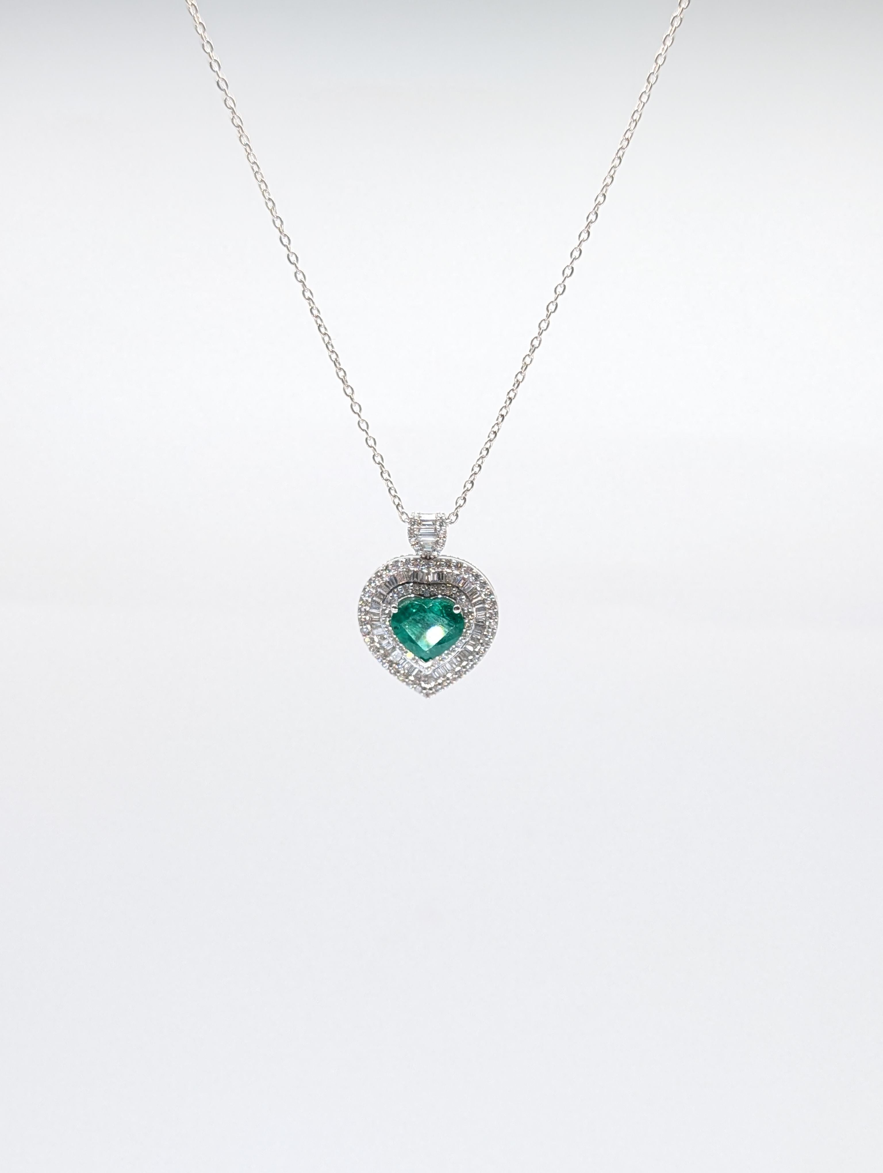 Colgante de Oro Blanco en Forma de Corazón con Esmeralda en Forma de Corazón Rodeada de Diamantes. en Nuevo estado para la venta en New York, US