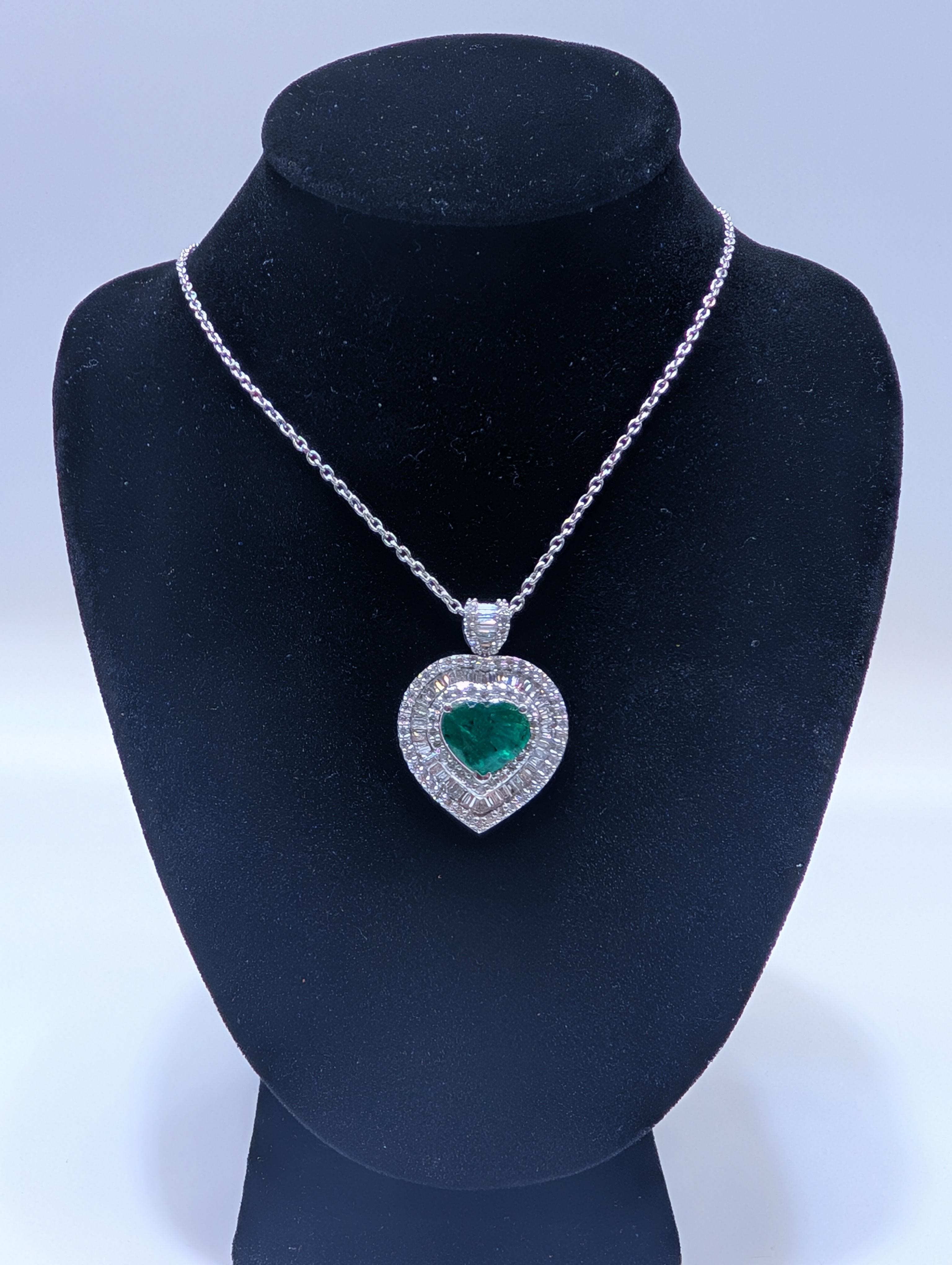 De las mujeres Colgante de Oro Blanco en Forma de Corazón con Esmeralda en Forma de Corazón Rodeada de Diamantes. en venta