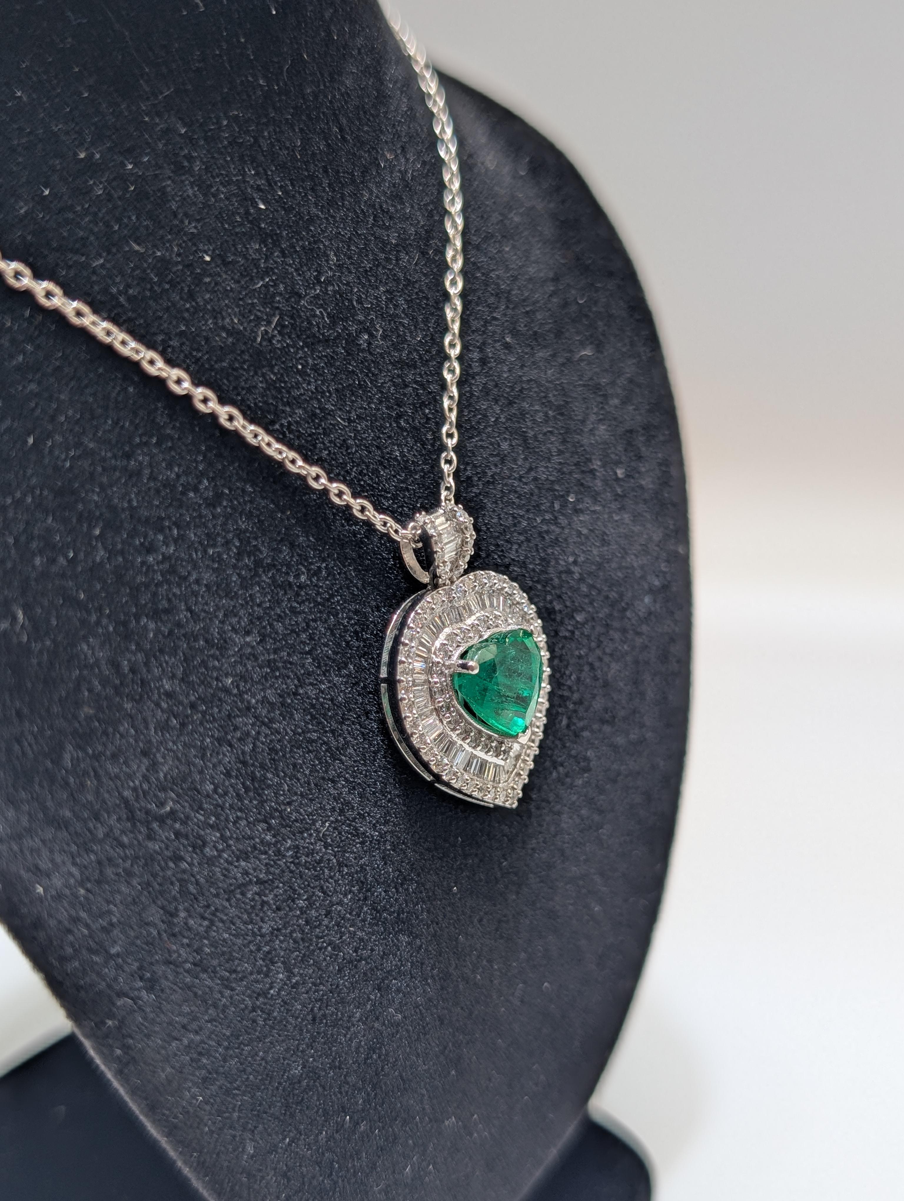Colgante de Oro Blanco en Forma de Corazón con Esmeralda en Forma de Corazón Rodeada de Diamantes. en venta 1
