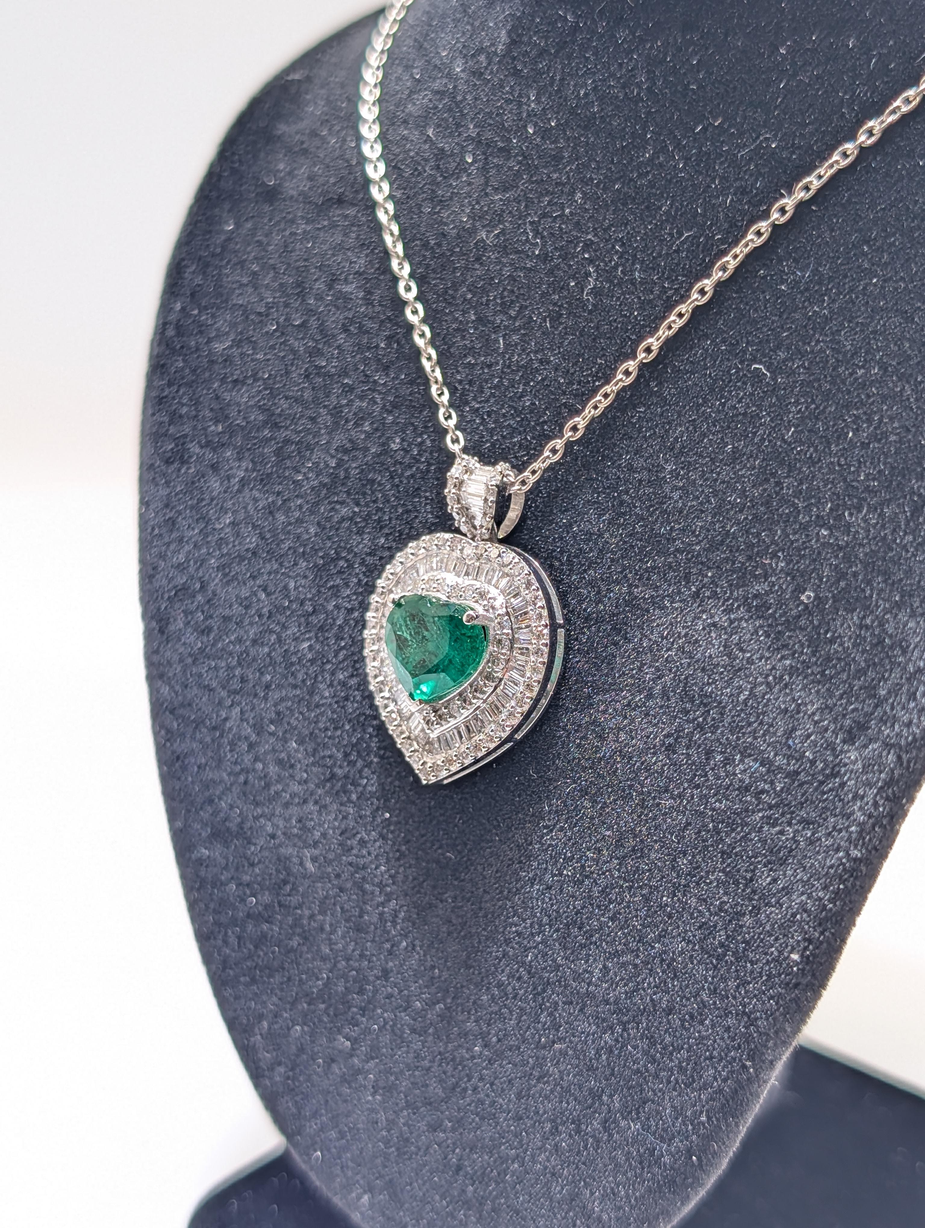 Colgante de Oro Blanco en Forma de Corazón con Esmeralda en Forma de Corazón Rodeada de Diamantes. en venta 2