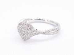 Herzförmiger Ring aus Weißgold mit Diamanten