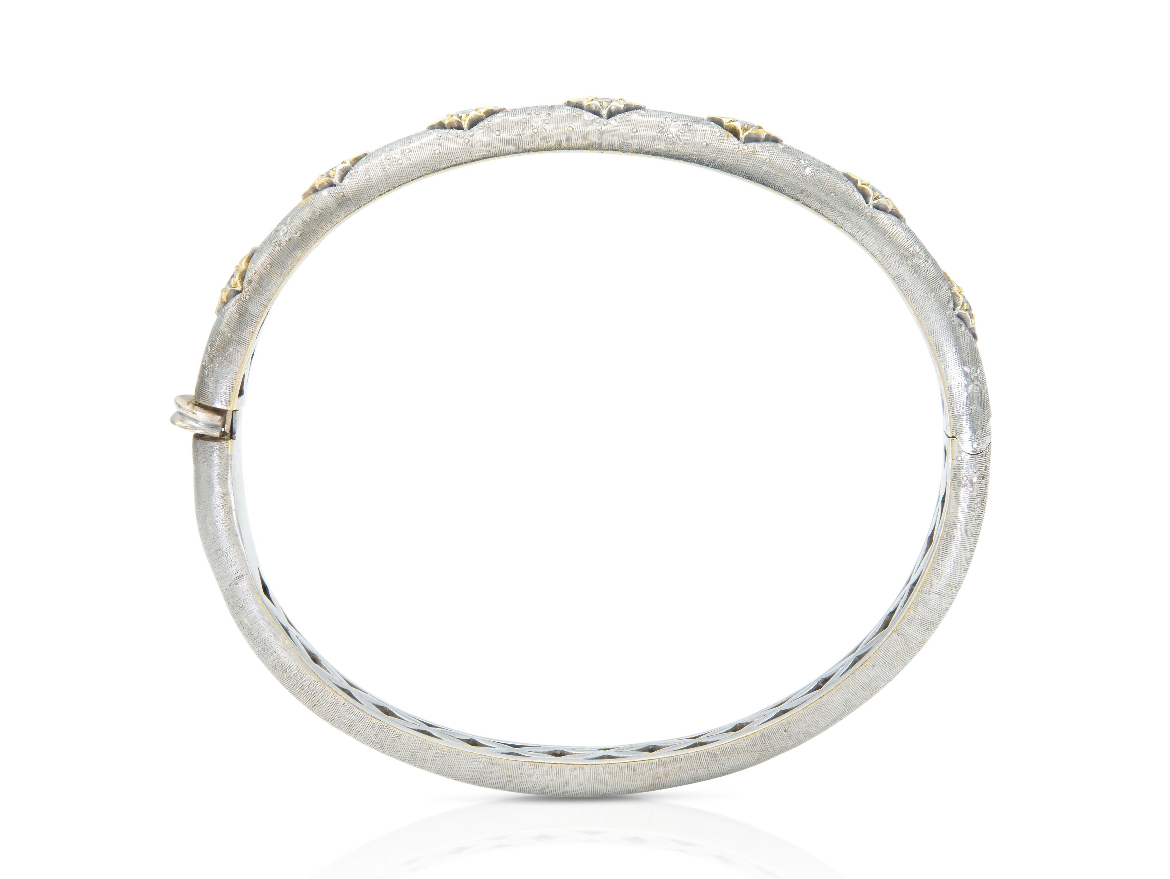 Taglio rotondo Bracciale con cerniera in oro bianco e diamanti in vendita