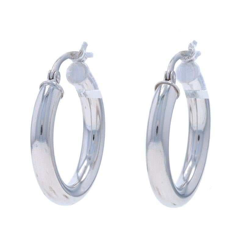 Contenuto del metallo: Oro bianco 14k

Stile: A cerchio
Tipo di chiusura: Chiusura a scatto
Caratteristiche: Struttura cava per una vestibilità confortevole per tutto il giorno

Misure

Alto: 25/32