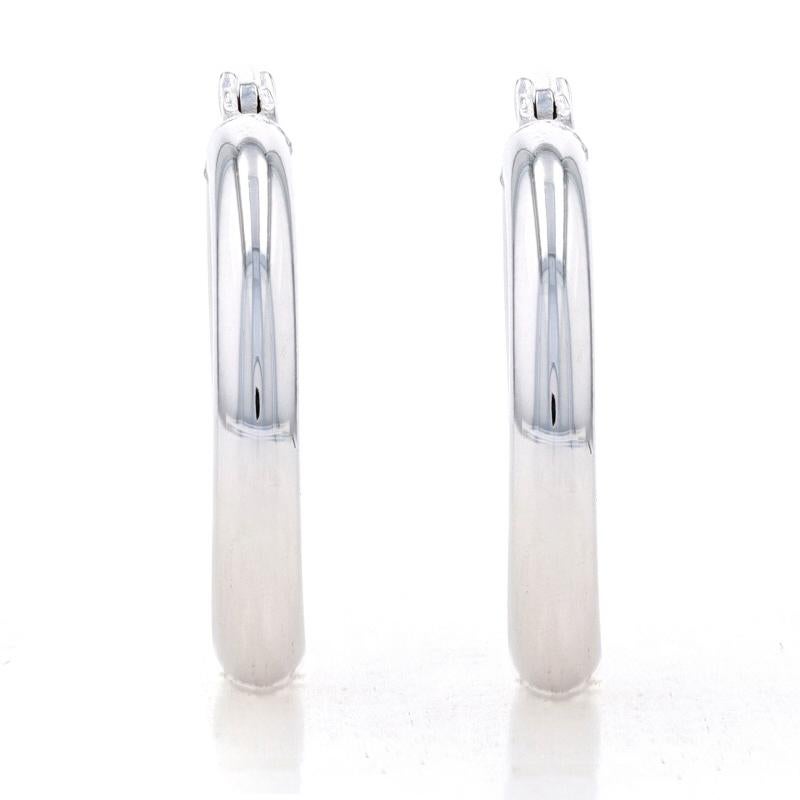 Contenuto del metallo: Oro bianco 14k

Stile: A cerchio
Tipo di chiusura: Chiusura a scatto
Caratteristiche: Struttura cava per una vestibilità confortevole per tutto il giorno

Misure

Alto: 29/32