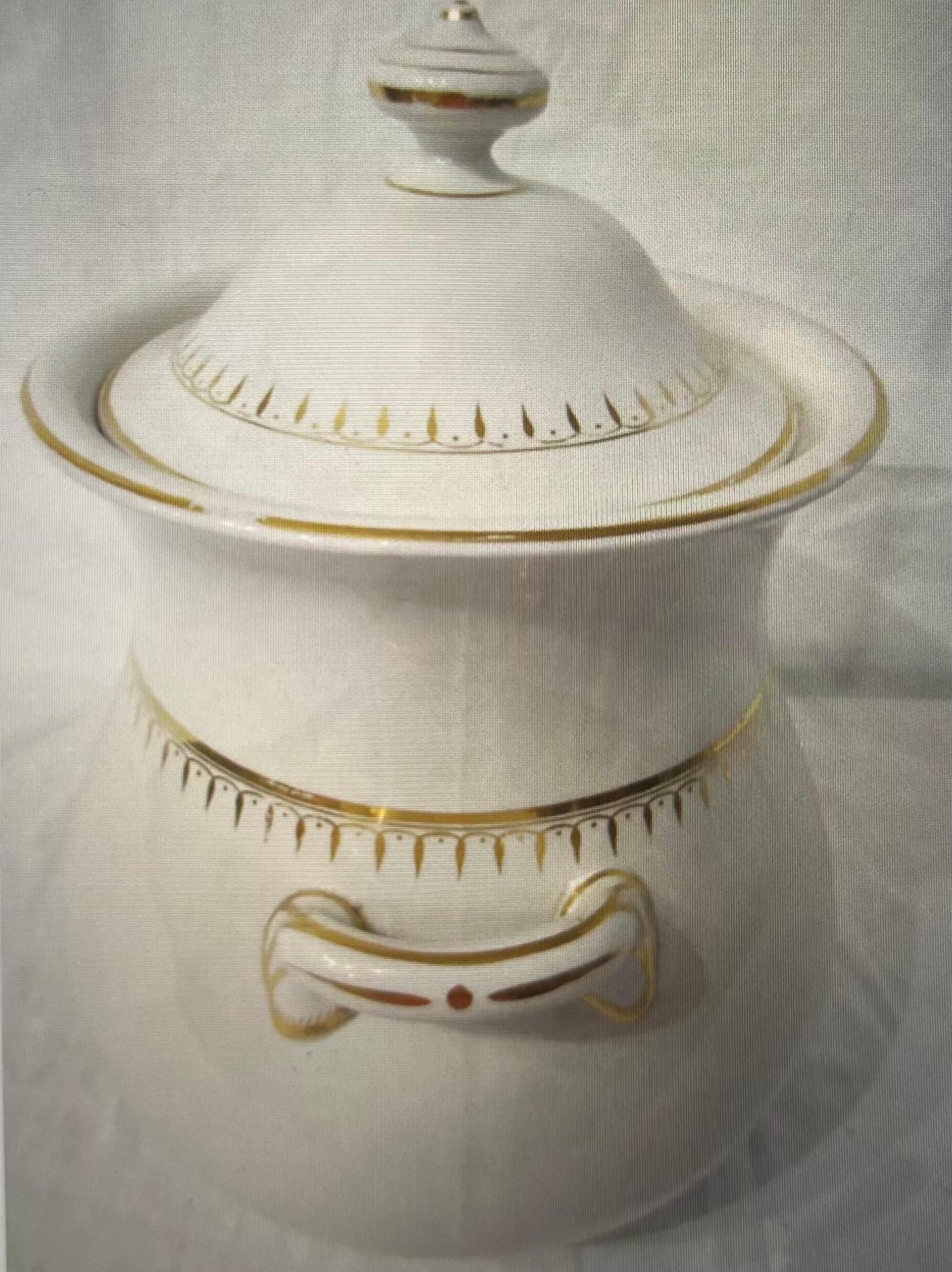 Pot blanc et or avec couvercle Bon état - En vente à East Hampton, NY