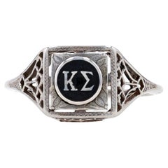 Bague Kappa Sigma Art Déco Sweetheart en or blanc et émail 14 carats filigrane vintage