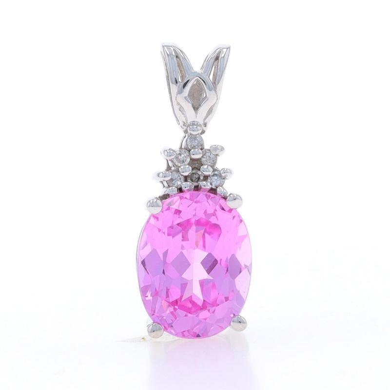Contenuto del metallo: Oro bianco 10k

Informazioni su A. Stone
Zaffiro sintetico
Carati: 2,20ct
Taglio: Ovale
Colore: rosa

Diamanti naturali
Carati: .03ctw
Taglio: Singolo
Colore: I - J
Chiarezza: SI1 - SI2

Carati totali: 2,23ctw

Stile: