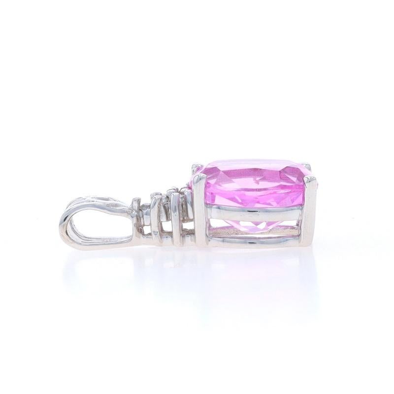 Taglio ovale Ciondolo in oro bianco con zaffiro rosa e diamanti creati in laboratorio - 10k Ovale 2,23ctw in vendita