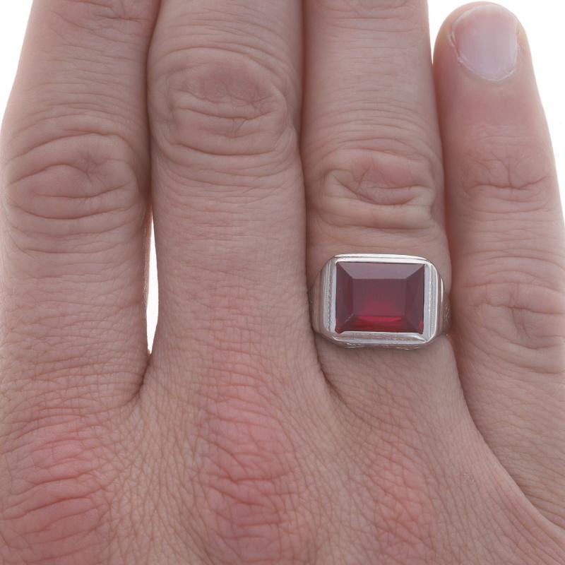 Art Deco Herrenring aus Weißgold mit Lab-Created Rubin im rechteckigen Schliff - 14k, Vintage (Carréeschliff) im Angebot