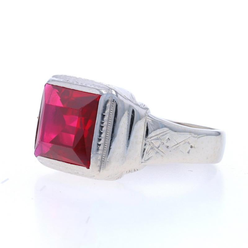 Art Deco Herrenring aus Weißgold mit Lab-Created Rubin im rechteckigen Schliff - 14k, Vintage im Zustand „Hervorragend“ im Angebot in Greensboro, NC