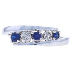 Anello in oro bianco con zaffiro creato in laboratorio e diamante graduato, bypass, 10k Rd.35ctw