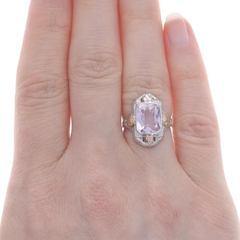 Taille : 4 1/4

Époque : Art déco
Date : années 1920 - années 1930

Contenu en métal : Or blanc 14k, or rose 14k et or vert 14k

Informations sur les pierres

Spinelle synthétique
Carat(s) : 8.25ct
Coupe : Ciseaux
Couleur : rose

Total des carats :