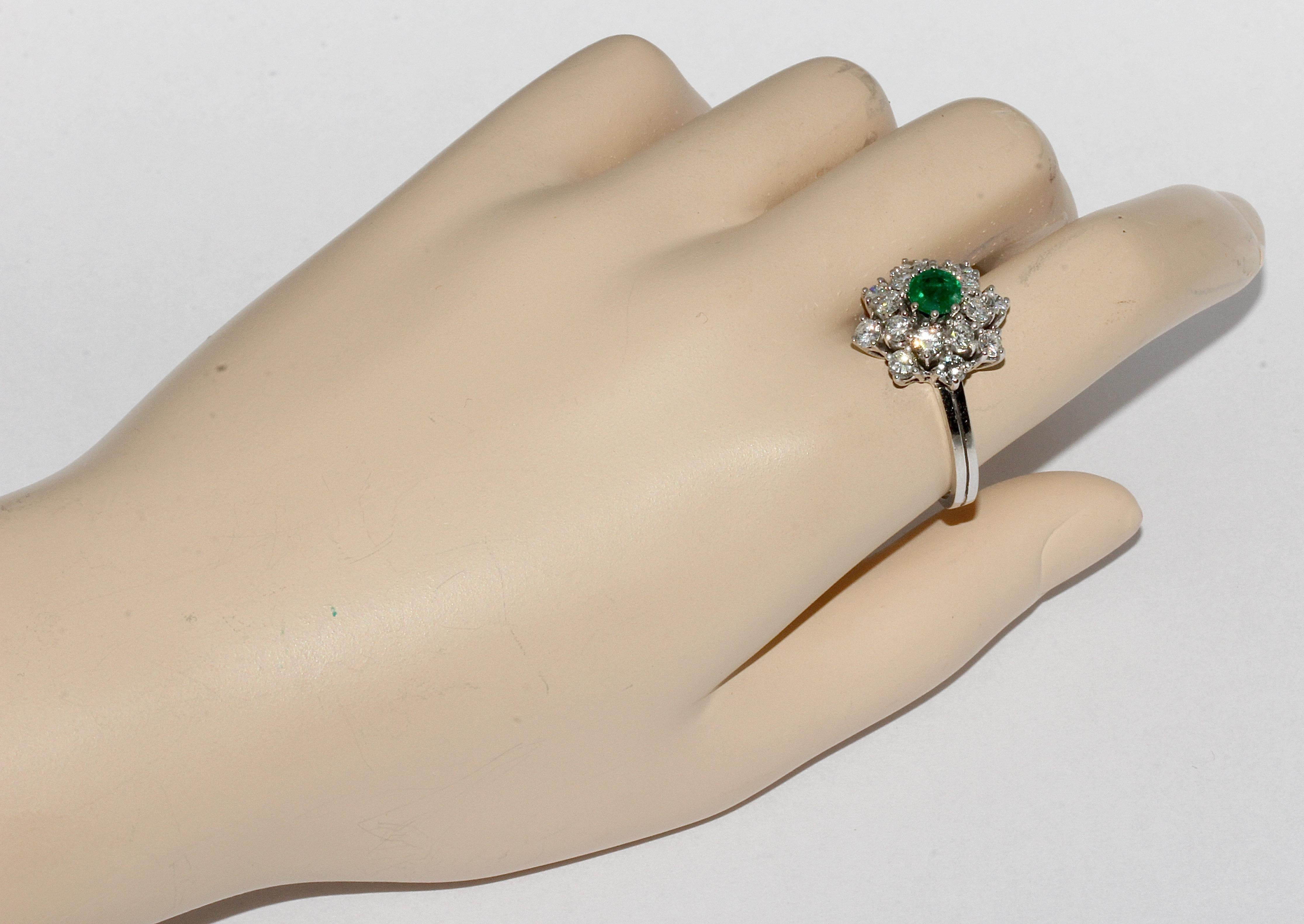 Modern White Gold Ladies Cluster Ring with 16 Diamonds and Emerald For Sale