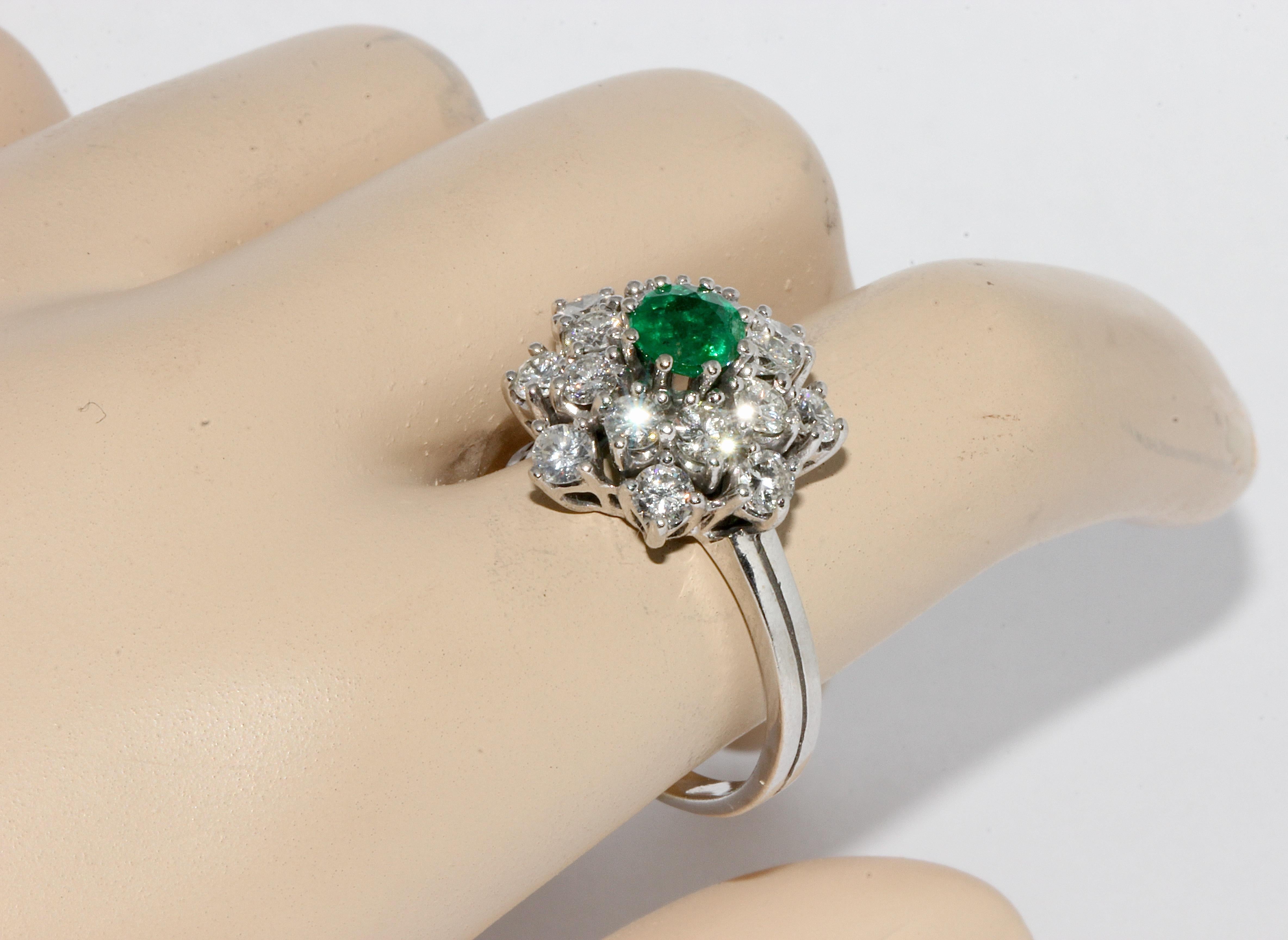 Round Cut White Gold Ladies Cluster Ring with 16 Diamonds and Emerald For Sale
