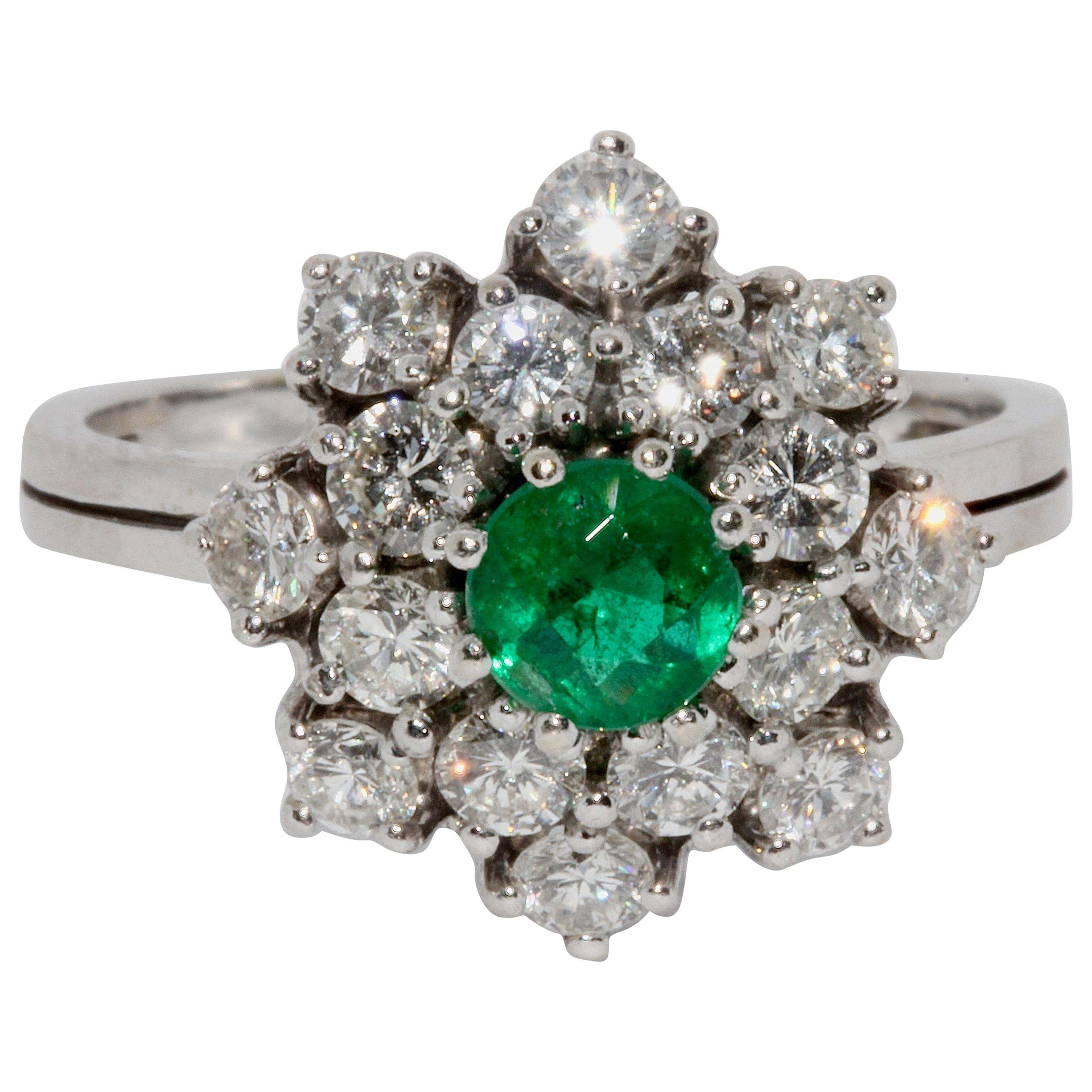 White Gold Ladies Cluster Ring with 16 Diamonds and Emerald For Sale