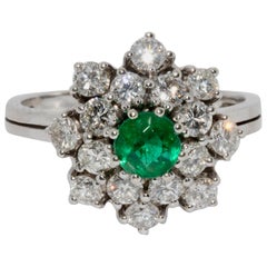 Vintage White Gold Ladies Cluster Ring with 16 Diamonds and Emerald