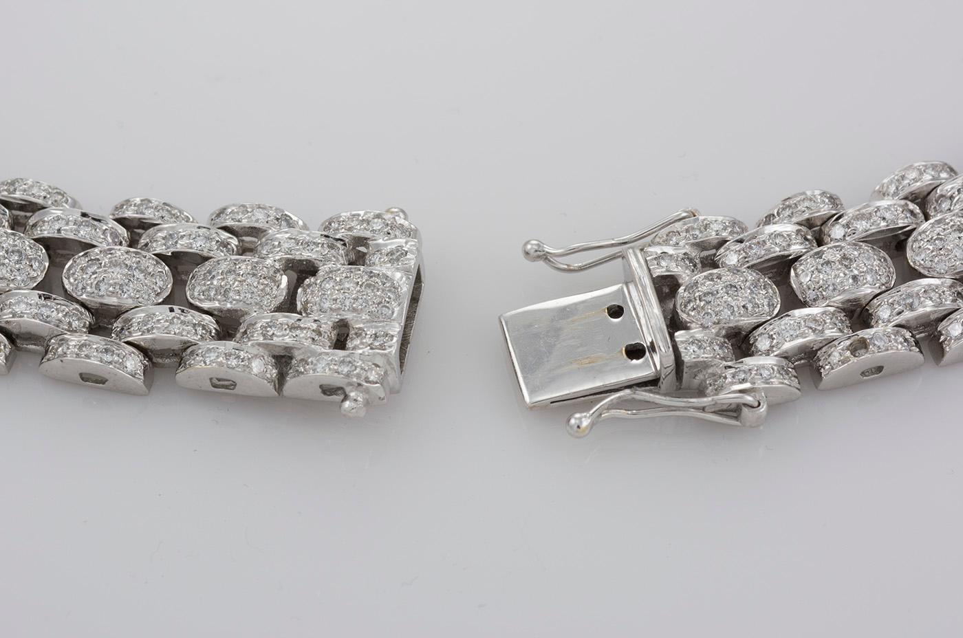 Collana con diamanti e oro bianco 18 carati
La collana presenta diamanti a taglio pieno per un peso totale di circa 21,60 carati, incastonati in oro bianco 18 carati.
Peso lordo 156.00 grammi.
Lunghezza: 17-3/4 pollici
Diamante Colore medio: H.