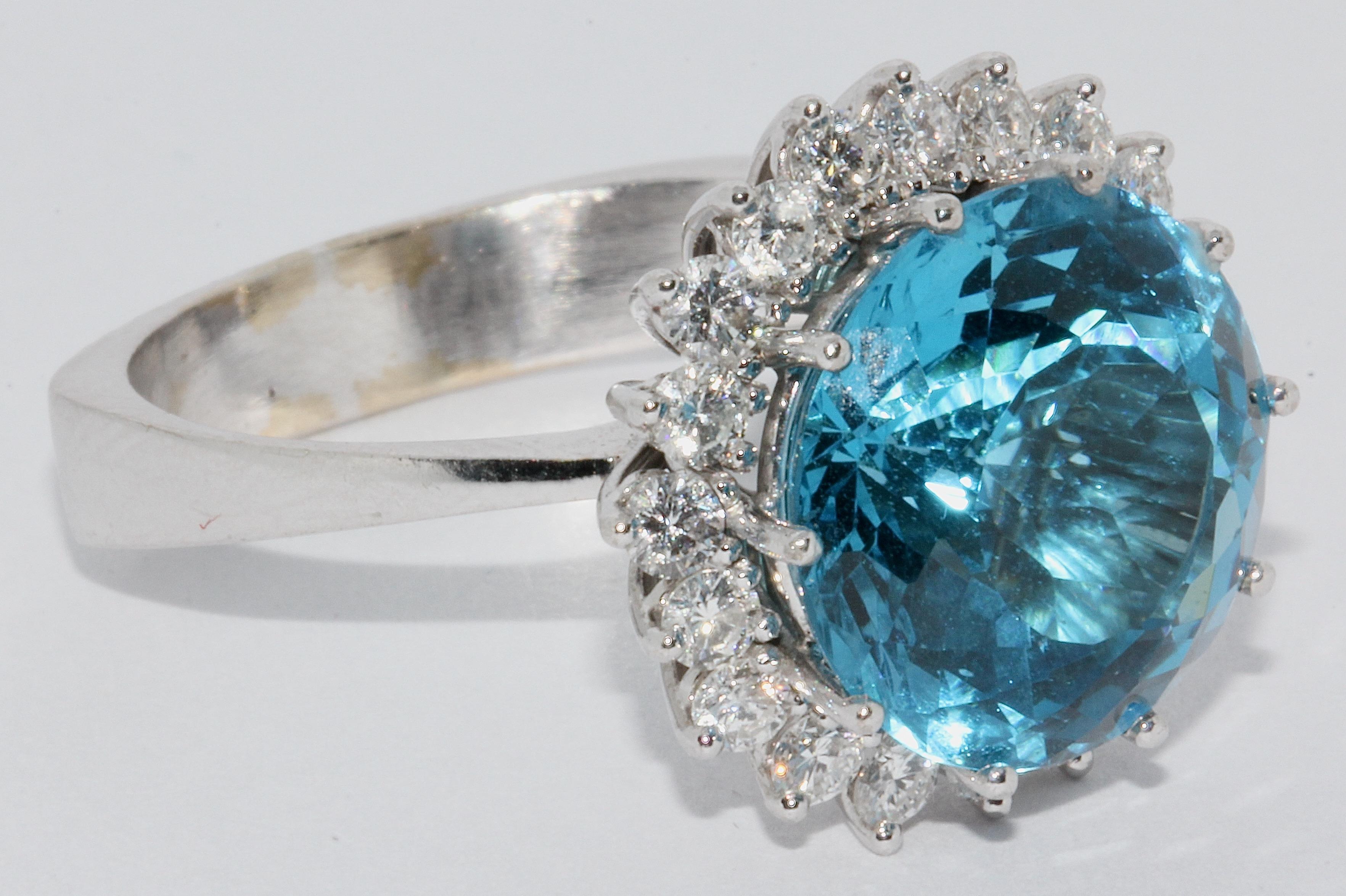 Beautiful, modern white gold ring with large blue topaz and diamonds.

Very good quality diamonds.

Including certificate of authenticity.

We can adjust the ring size on request.
