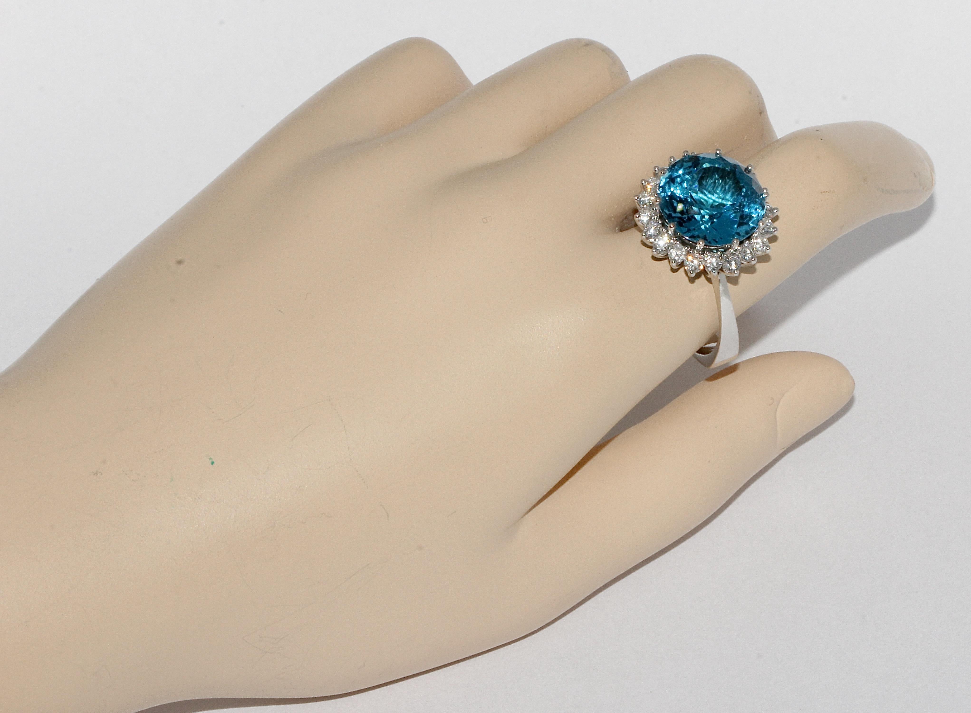 White Gold Ladies Ring with Large, Faceted Blue Topaz and Diamonds In Excellent Condition For Sale In Berlin, DE