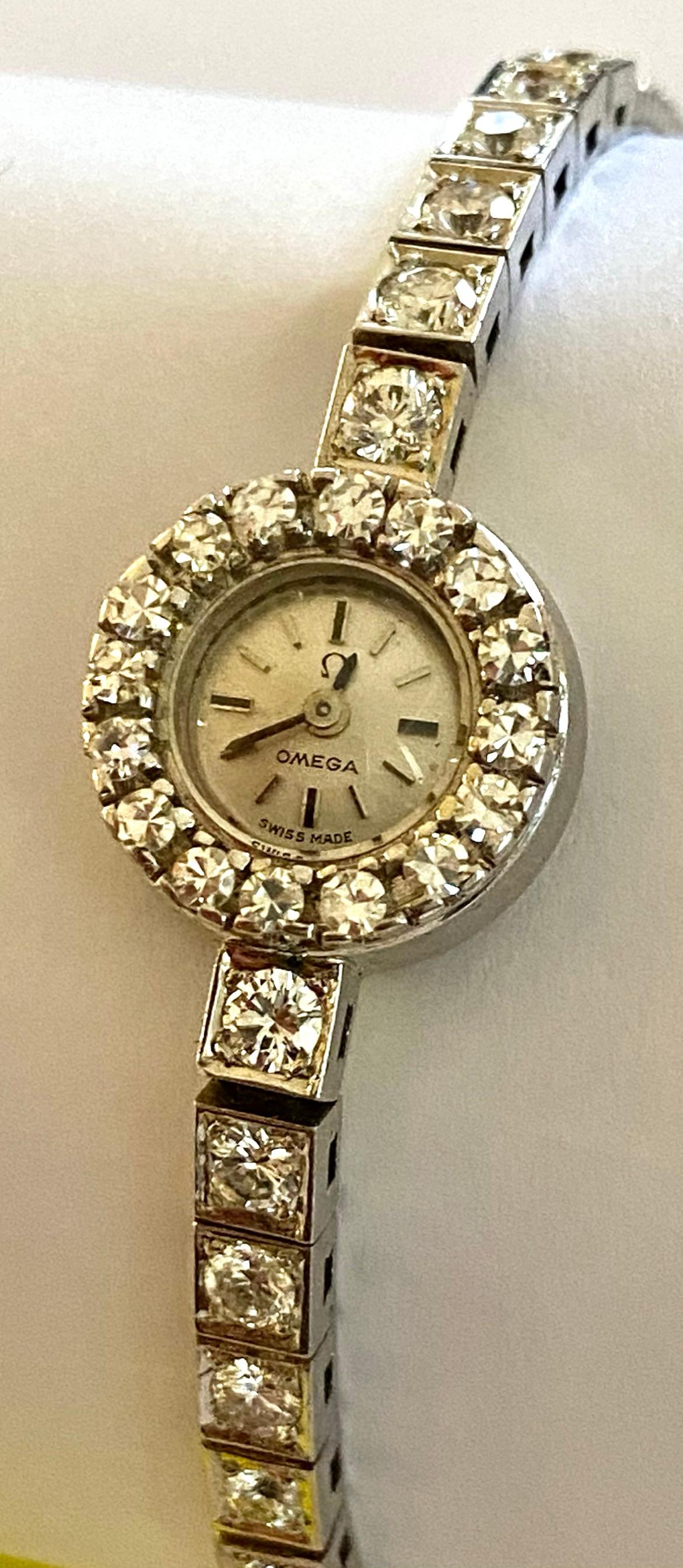 One (1) 18K. White Gold Lady's Watchwith a 18K. White Gold Milanese Bracelet.
Brand: Omega, handwinding mouvement, Caliber 640 (crown on the back)
Made in 1963  (production date of the mouvement 20....
Set with 16 swiss cut Diamonds = 0.48 ct. 