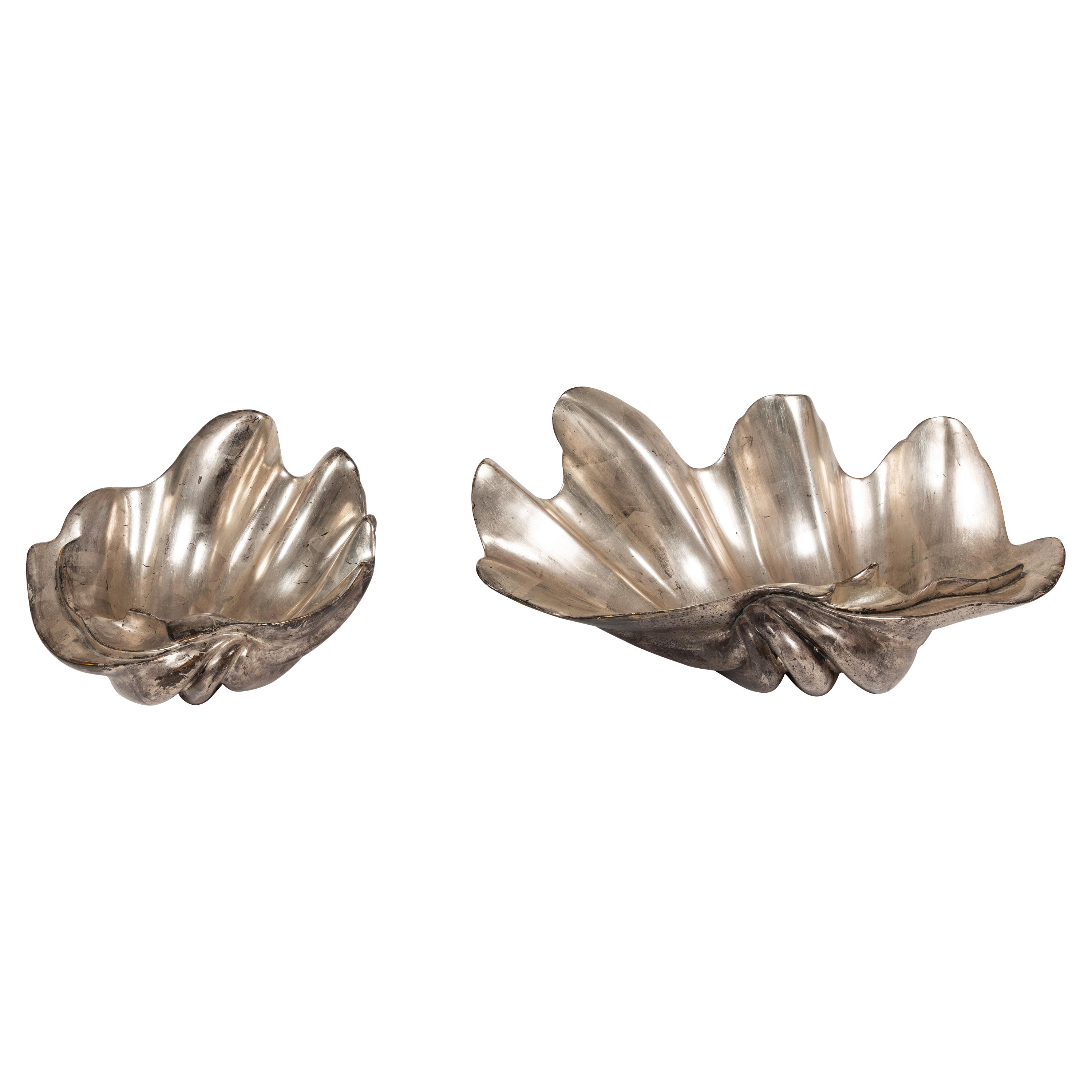Fiocco a forma di conchiglia con foglie d'oro bianco in vendita