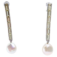 Boucles d'oreilles en or blanc, quartz citron, diamants et perles de monnaie