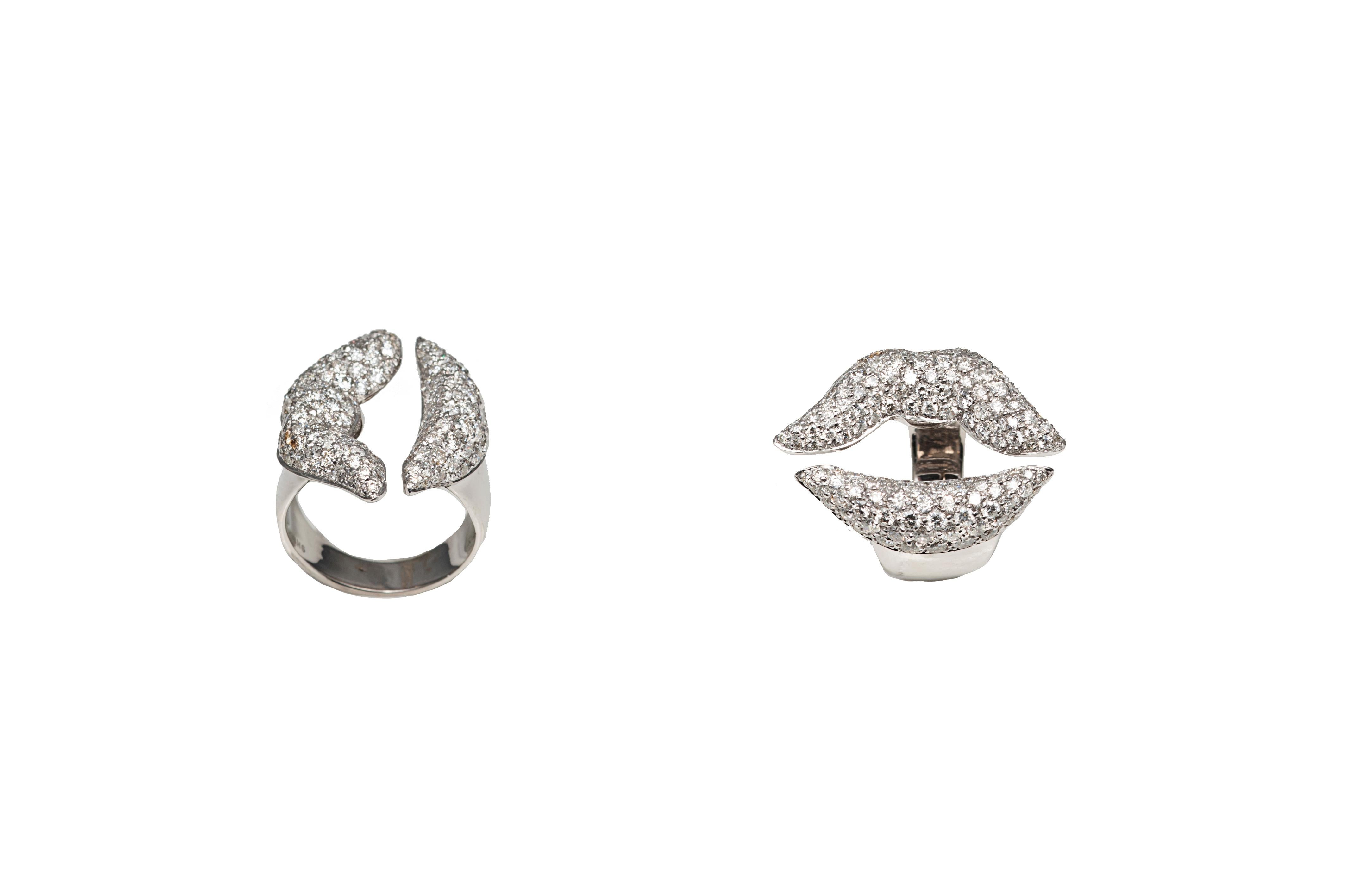 Contemporary White Gold Lips Ring with Pavè Diamonds For Sale