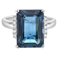 Bague London en or blanc avec topaze bleue et diamant taille émeraude