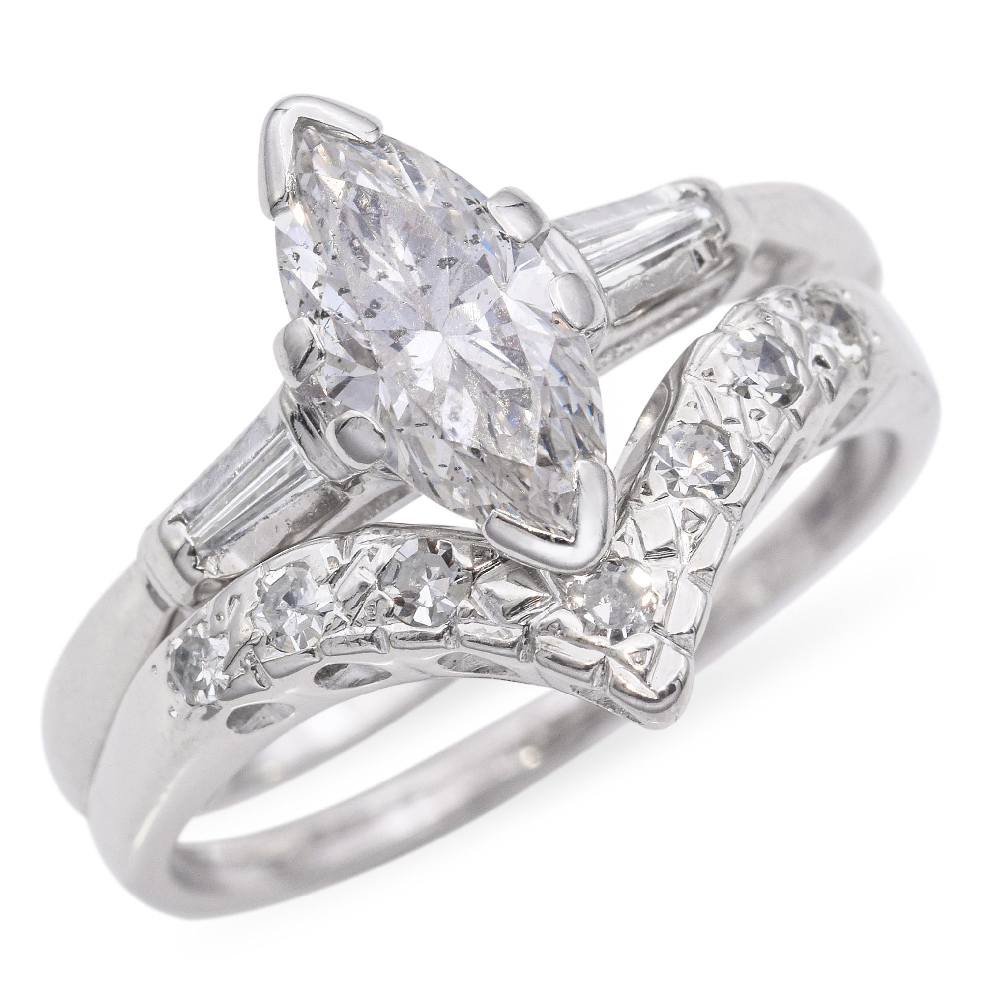 In diesem eleganten Set aus glänzendem Weißgold steht ein Diamant im Marquiseschliff im Mittelpunkt, der Brillanz und Raffinesse ausstrahlt. Der zentrale Stein wird von Diamanten im Baguetteschliff flankiert, die dem Design einen Hauch von linearer