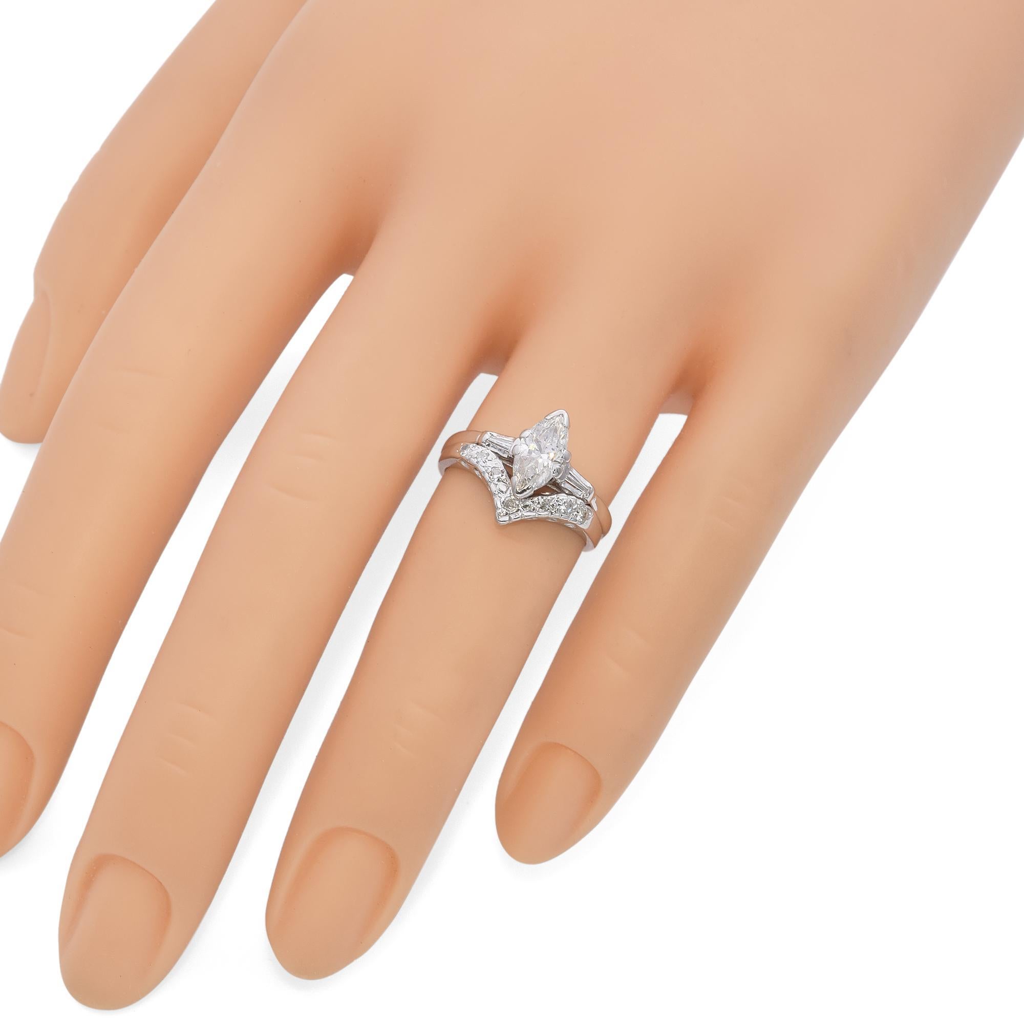 Verlobungsring aus Weißgold mit Diamanten im Marquise-Schliff und passendem V-förmigem Ring (Marquiseschliff) im Angebot