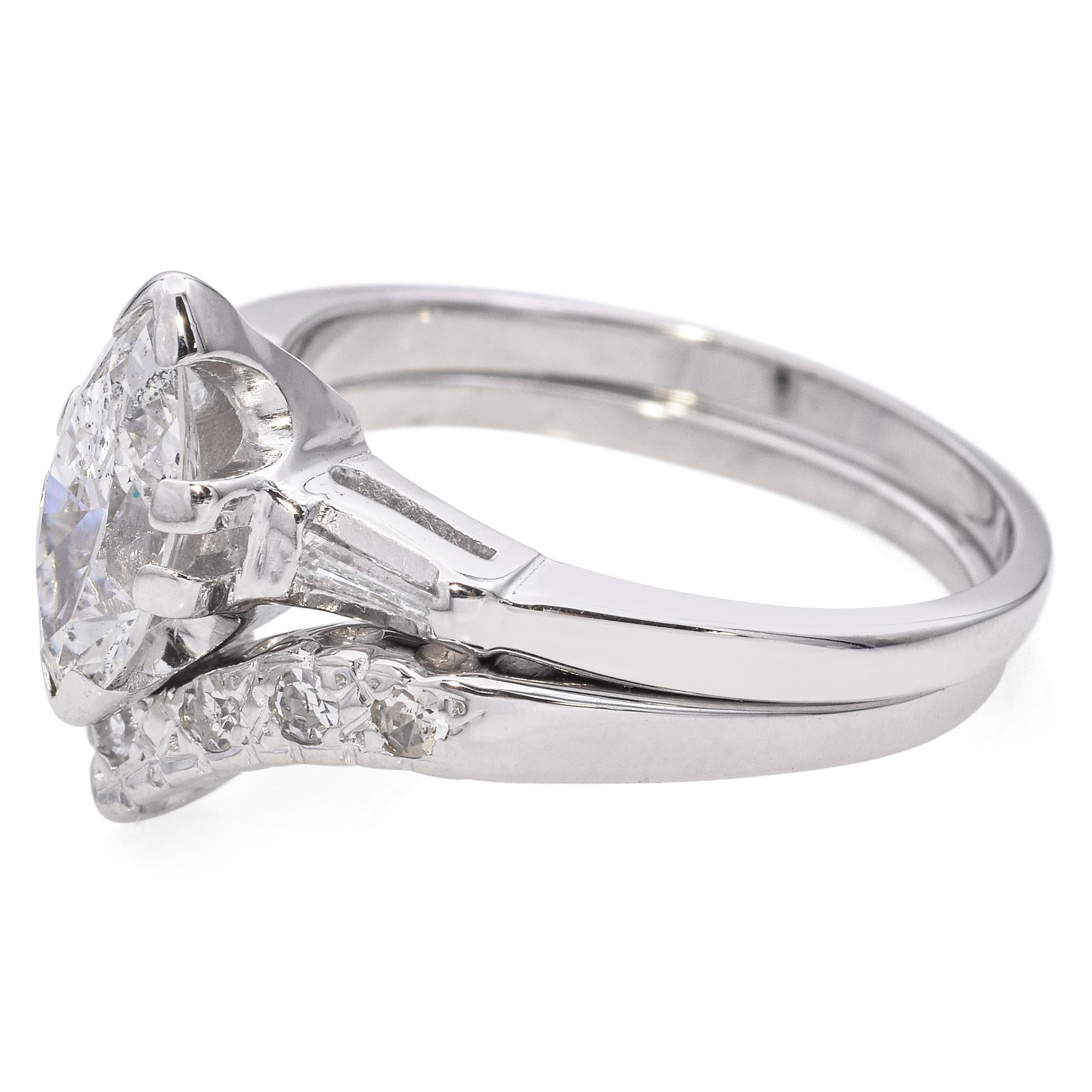 Verlobungsring aus Weißgold mit Diamanten im Marquise-Schliff und passendem V-förmigem Ring im Zustand „Gut“ im Angebot in New York, NY