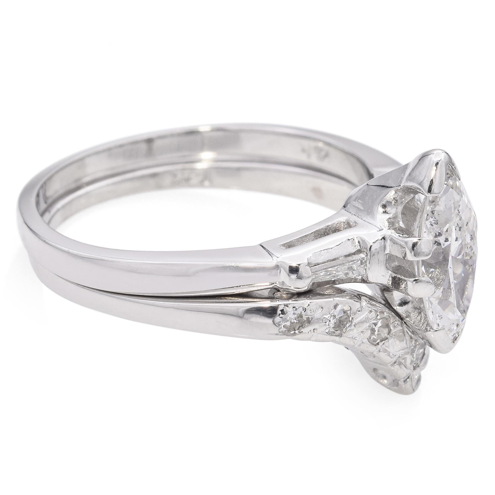 Verlobungsring aus Weißgold mit Diamanten im Marquise-Schliff und passendem V-förmigem Ring Damen im Angebot